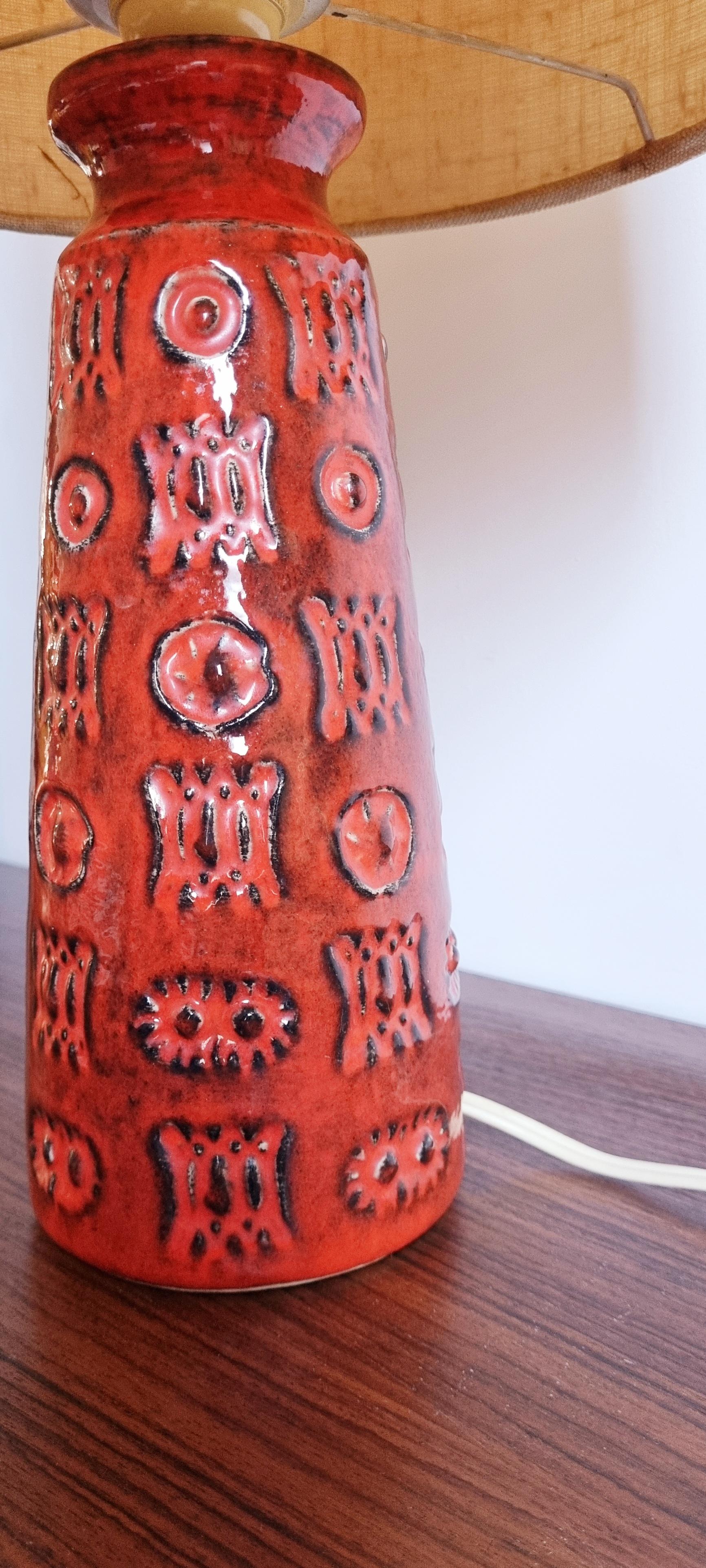 A Vintage Red SPARA KERAMIK Fat Lava Lamp with Relief Decor Design By Halidan Kutlv West German Pottery 1960s.
This vase with form number 615/25 is in excellent condition. The original shade show signs of age and usage especially on the inside.