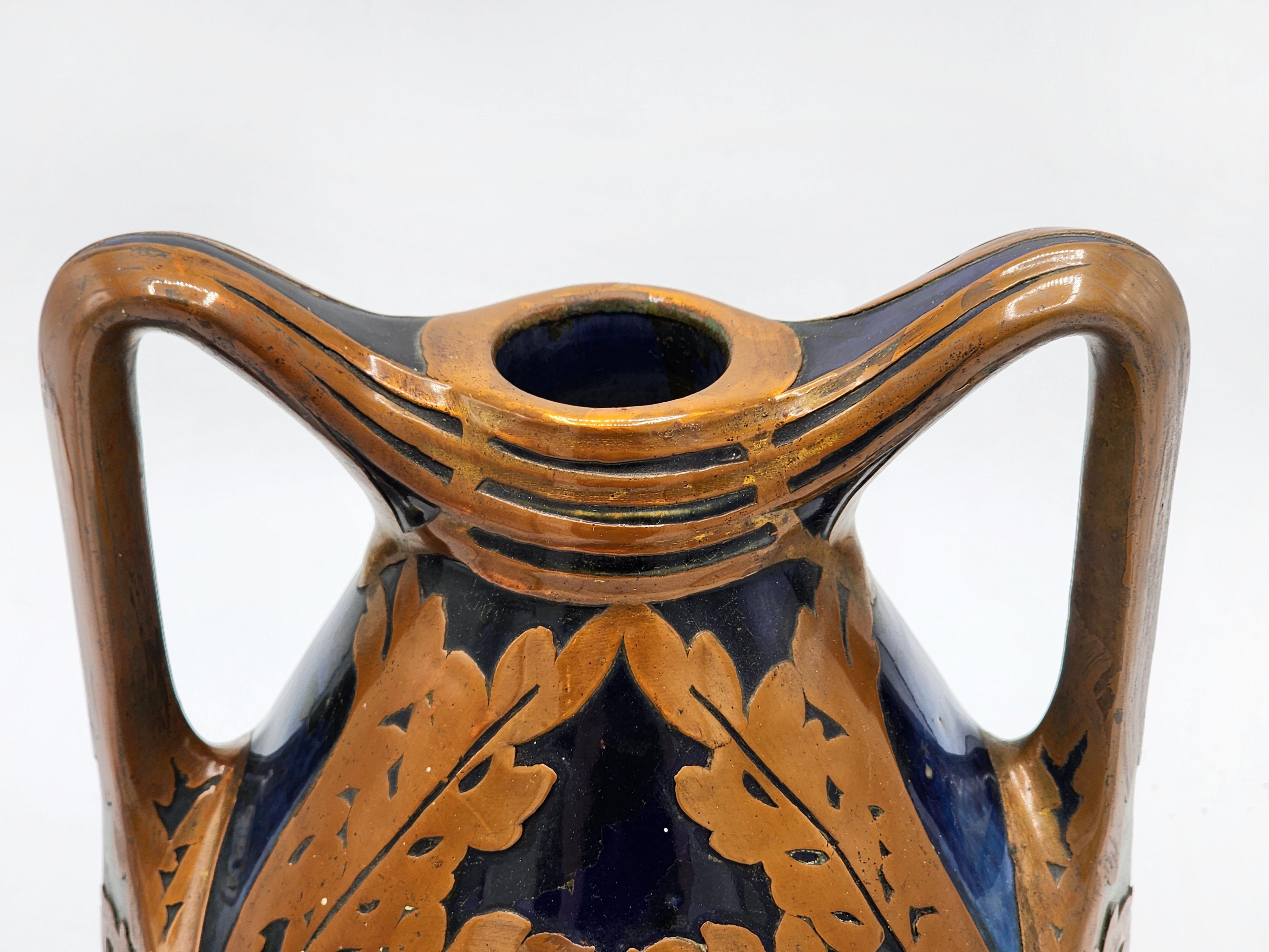 Vaso in ceramica tedesco di Peter Behrens
Questo vaso in ceramica tedesca è un pezzo unico progettato dal famoso architetto e designer Peter Behrens, risalente al periodo 1900-1930. Il pezzo riflette lo stile distintivo di Behrens, combinando
