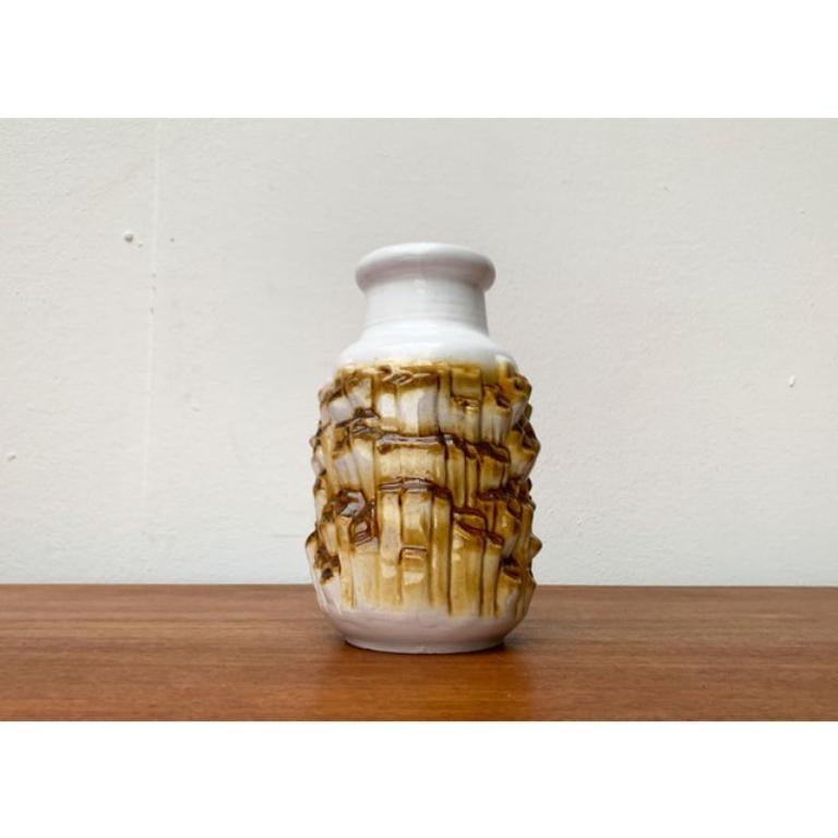 Vaso in ceramica tedesca di Carstens Tönnieshof, anni '60, in ottime condizioni. Progettato tra il 1960 e il 1969 Questo pezzo ha un marchio di attribuzione.

Informazioni aggiuntive:
Materiali: Ceramica
Stile: Medioevo Moderno
Paese di origine: