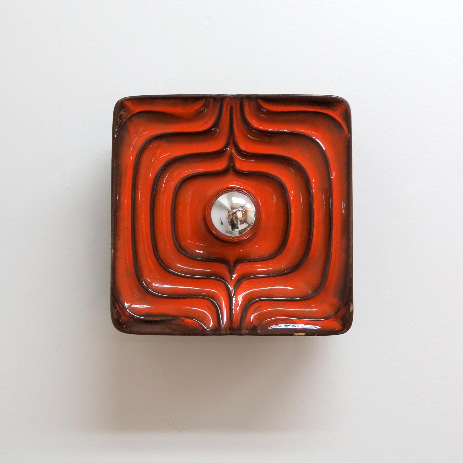 Wunderschönes Paar geometrischer Keramik-Wandleuchten, 1960, mit rot-brauner Glasur. Wandleuchten mit einer Glühbirne, hier mit einer Glühbirne mit Spiegelspitze, die ein wunderbares Schattenspiel an die Wand wirft. Verdrahtet nach US-Standard, eine