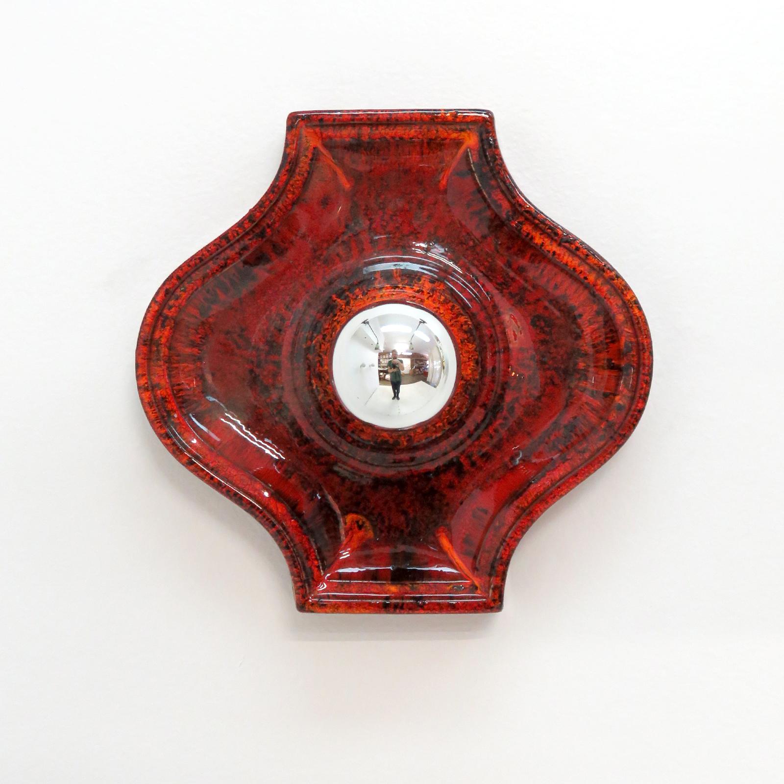 Wunderschöne geometrische Keramik-Wandleuchten von Kaiser Leuchten, Deutschland, 1970, mit rot gesprenkelter Glasur. Wandleuchten mit einer Glühbirne, hier mit einer Glühbirne mit Spiegelspitze, die ein wunderbares Schattenspiel an die Wand wirft.