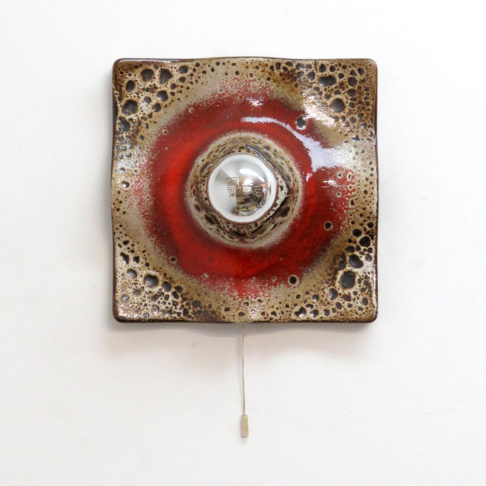 Superbes appliques murales carrées multicolores en céramique allemande des années 1970. Lampes murales/encastrées à une seule ampoule montrées avec une ampoule à pointe miroir qui projette un merveilleux jeu d'ombres contre le mur (mesure de la