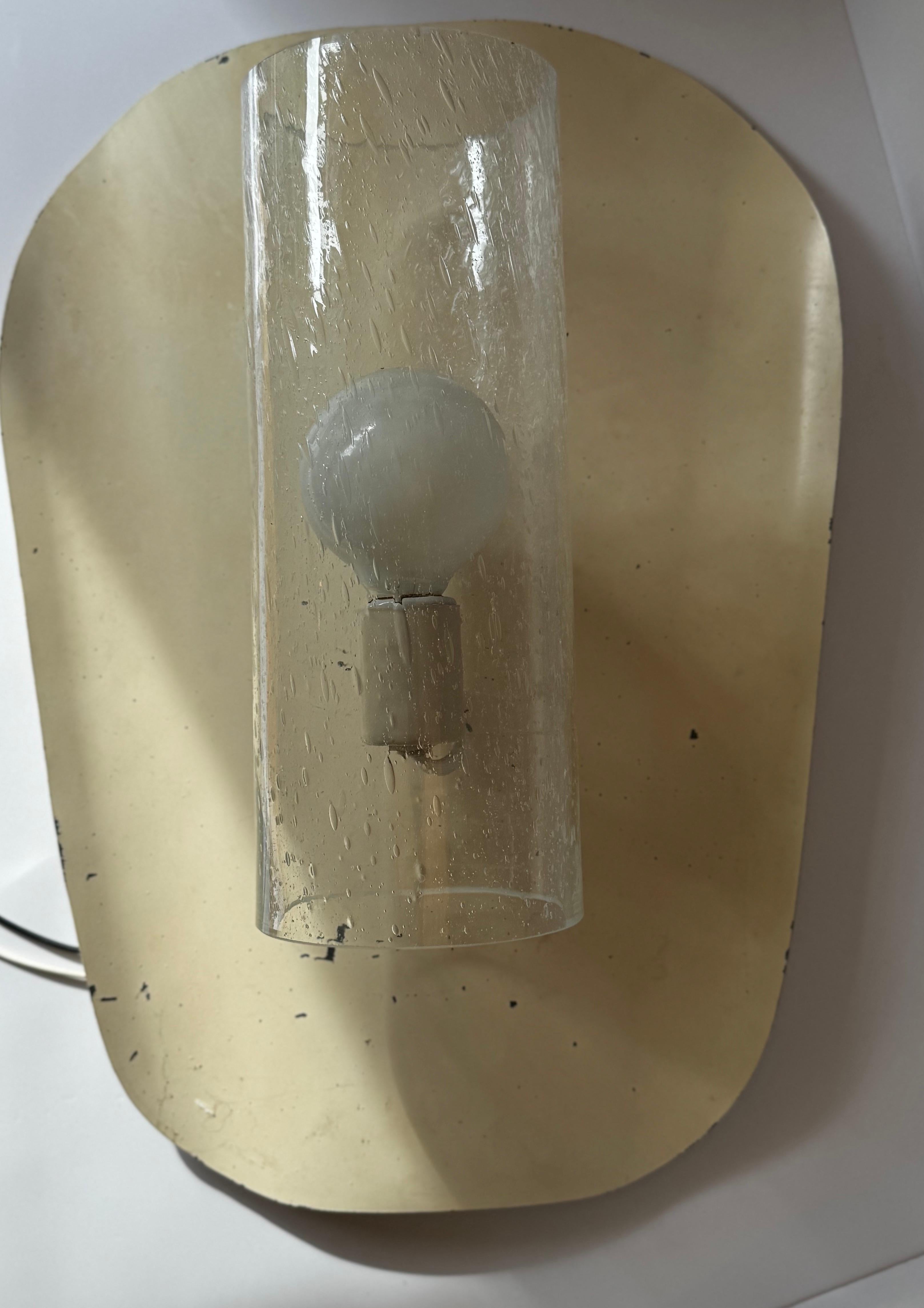 Conjunto de 4 apliques metálicos de teatro alemán de los años 30. Equipadas con persianas contemporáneas de vidrio soplado. Incluye herrajes de latón para colgar. 