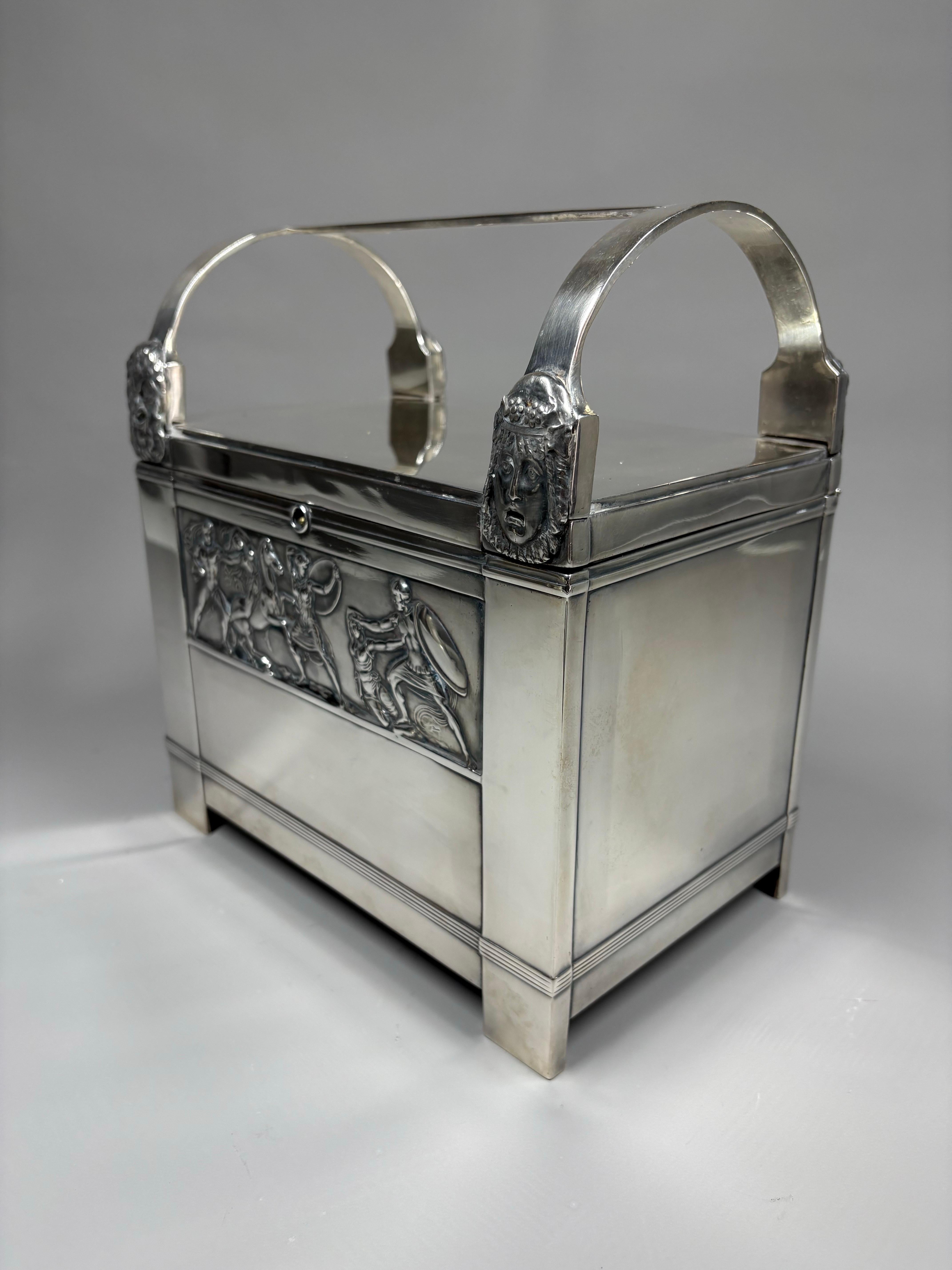 Début du 20ème siècle Cercueil en argent plaqué de style néo-classique allemand 