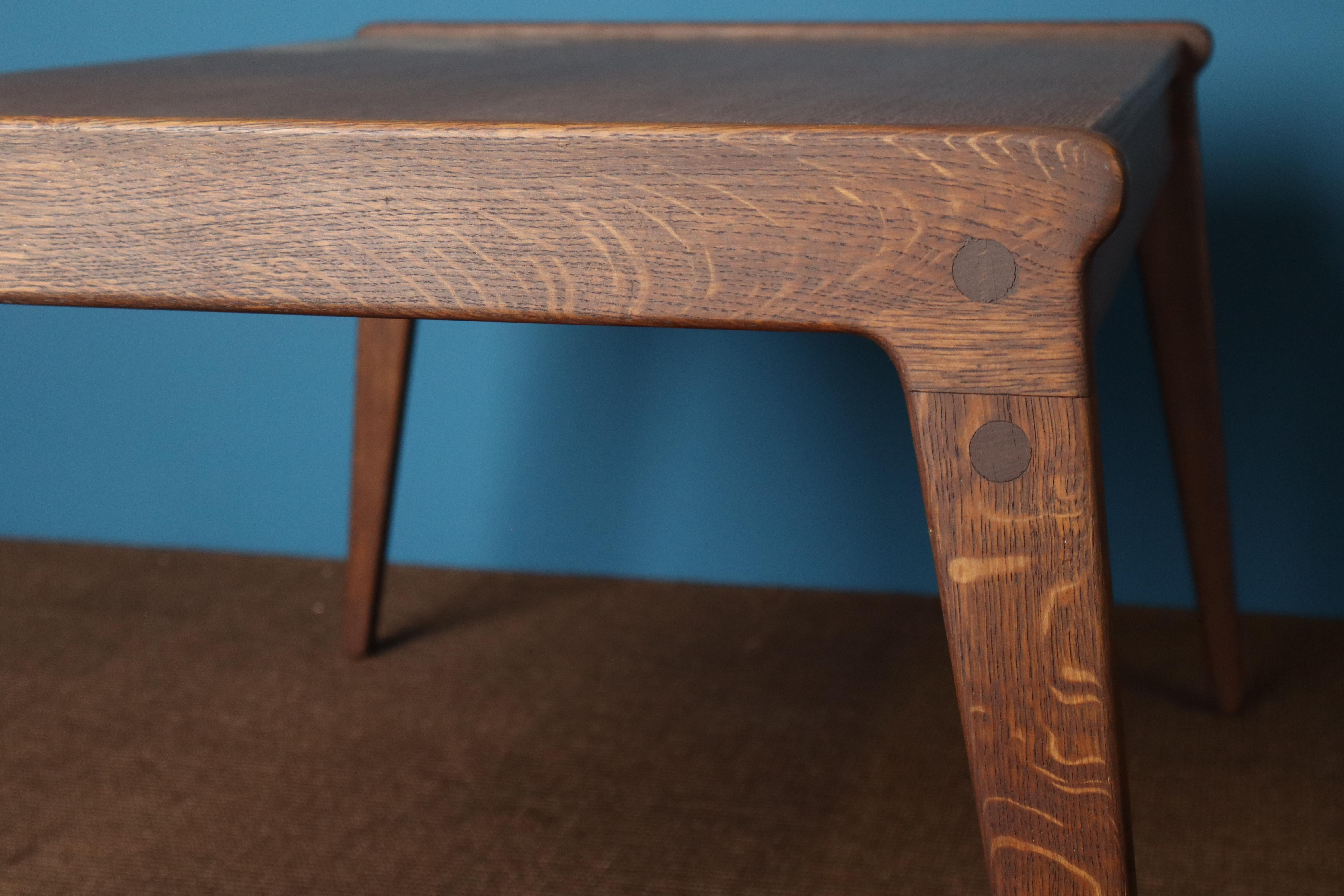 Tavolino tedesco di metà secolo di Heinze Heger per PGH Erzgebirgisches Handwerk, prodotto negli anni '60 nella Germania dell'Est. Realizzato in rovere massiccio tinto con un piano in compensato, questo pezzo presenta bordi scultorei e arrotondati,