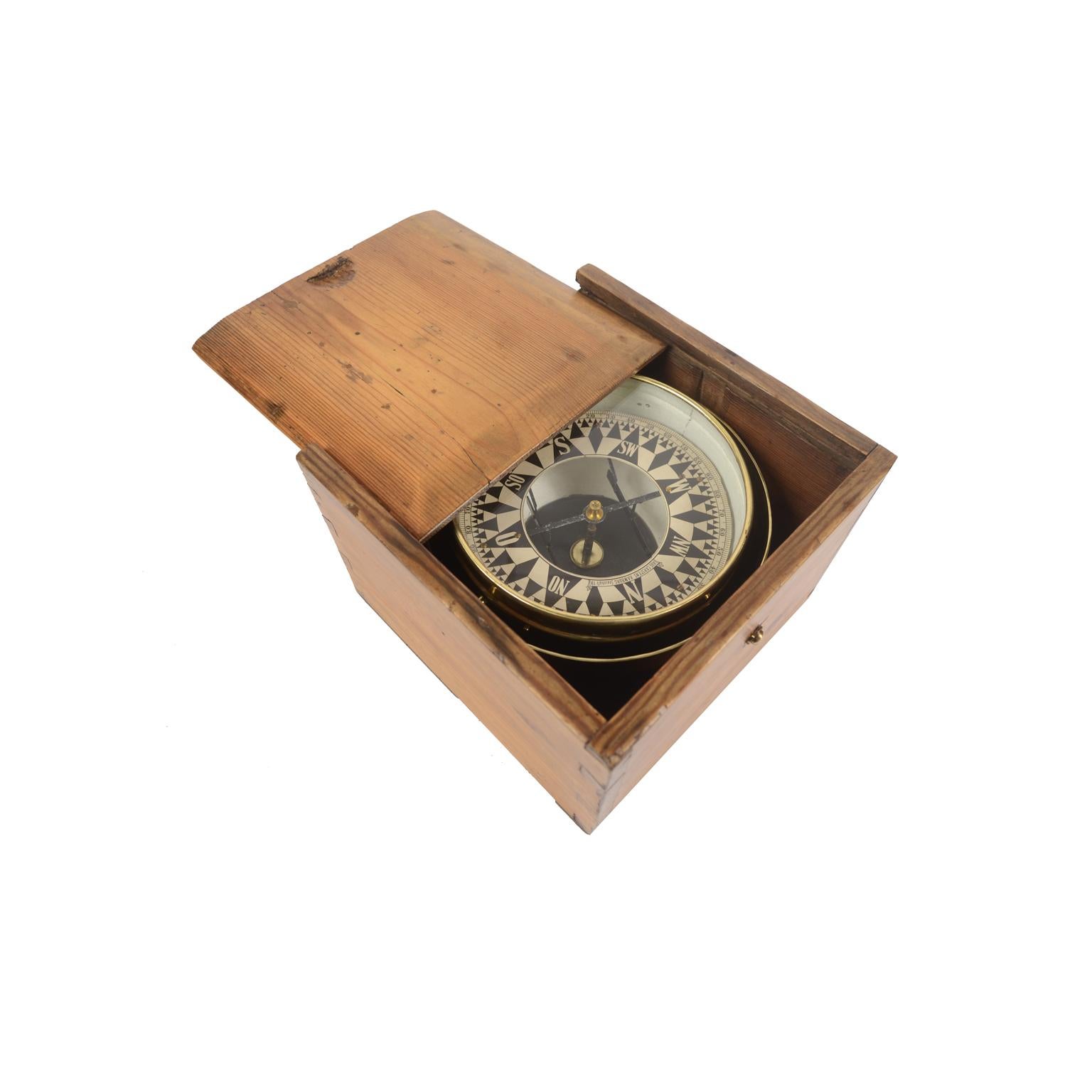 Compass nautique magnétique allemand de 1860 dans sa boîte en bois d'origine avec couvercle à fente Bon état à Milan, IT