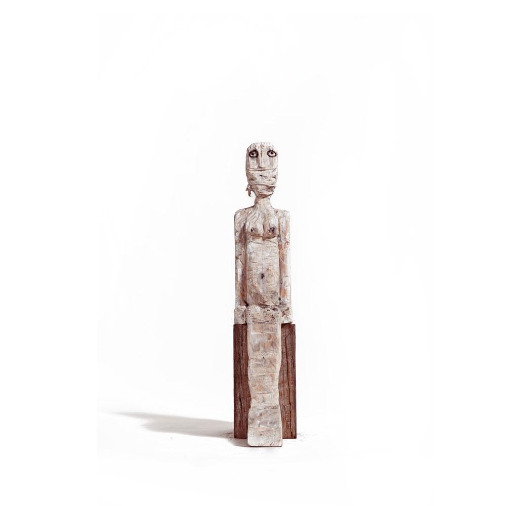 Einzigartige weibliche Figur aus natürlichem und weißem Holz  – Sculpture von German Consetti