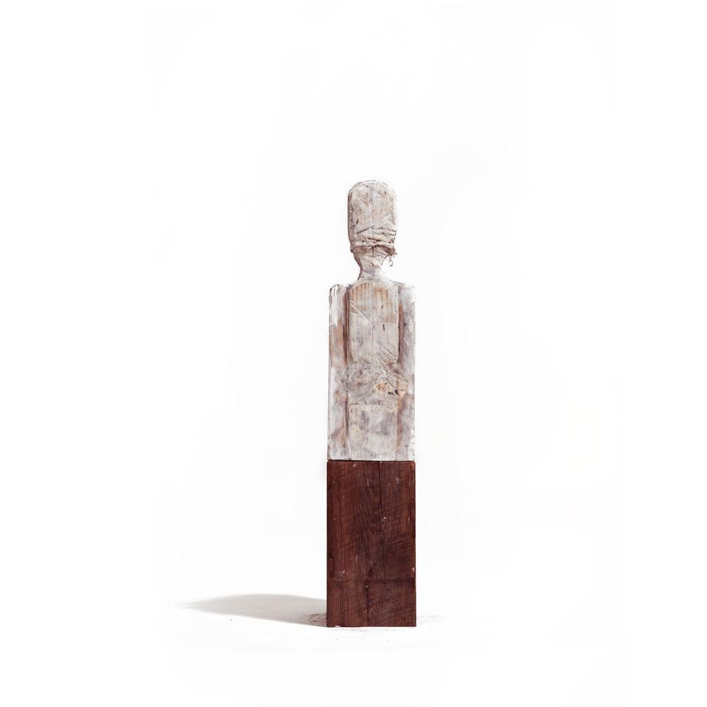 Einzigartige weibliche Figur aus natürlichem und weißem Holz  (Braun), Nude Sculpture, von German Consetti