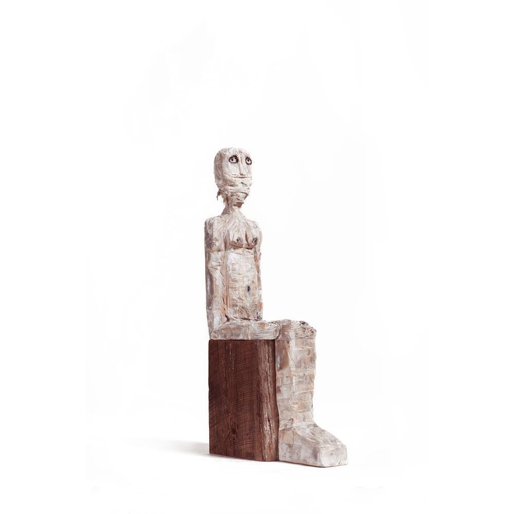 Figure féminine autonome en bois naturel et blanchi 