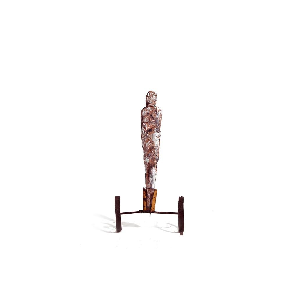 Standalone männliche Figur aus Holz, geschnitzt auf rostfarbenen Eisenrädern mit Griff (Braun), Nude Sculpture, von German Consetti