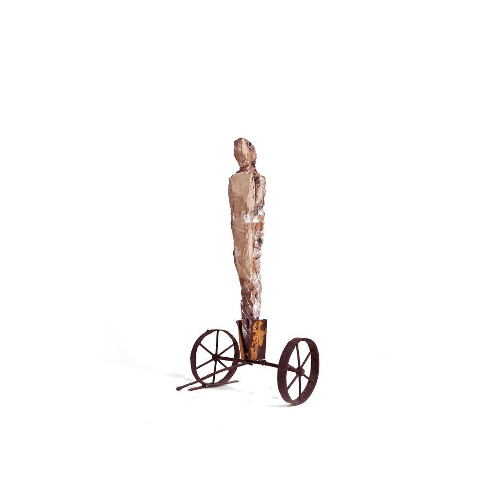 Standalone männliche Figur aus Holz, geschnitzt auf rostfarbenen Eisenrädern mit Griff