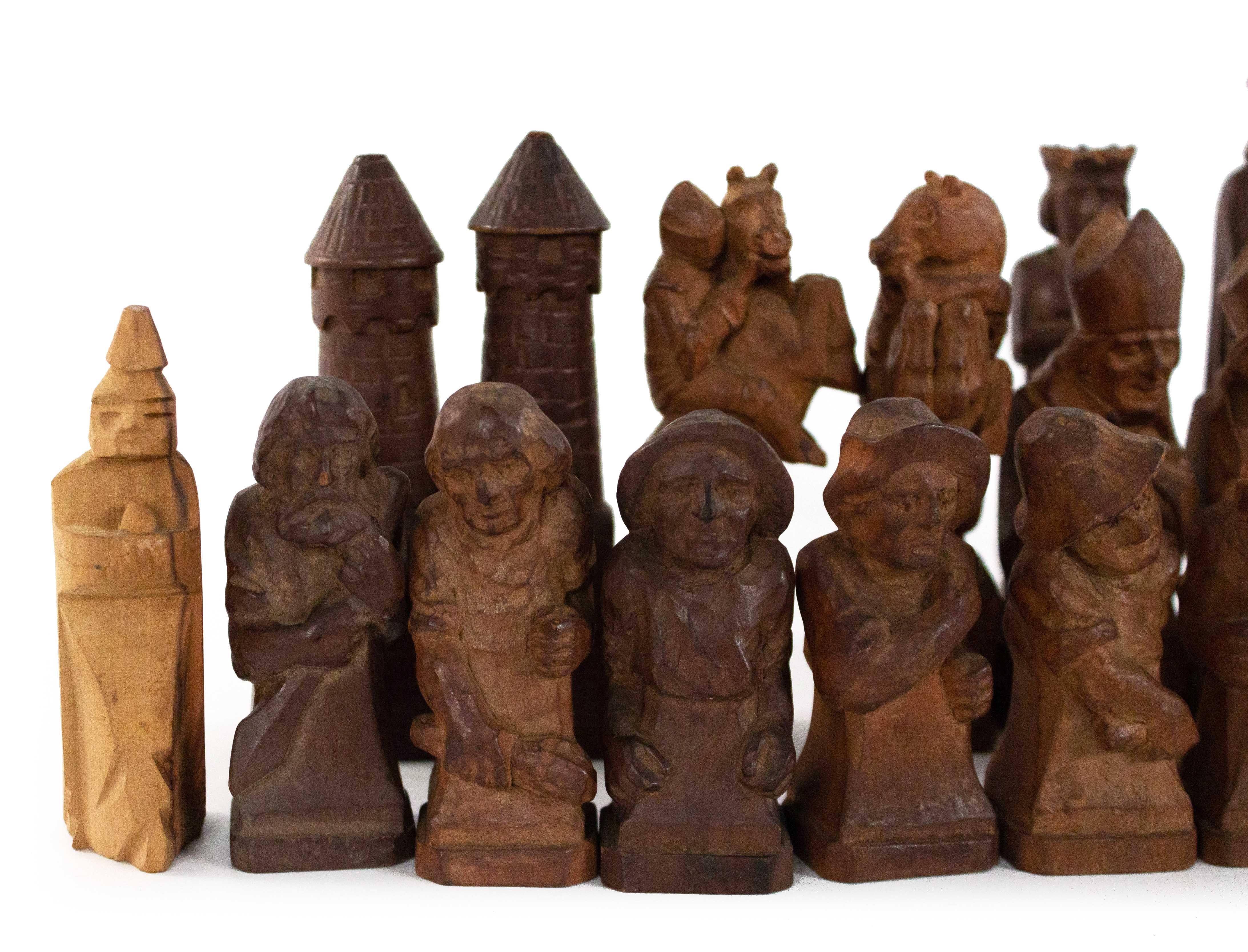 Deutsches kontinentales (1. Viertel 20. Jahrhundert) handgeschnitztes Holzschachspiel mit 32 Figuren. (zwei Schachfiguren sind nicht original). (Auf dem Sockel gestempelt: 