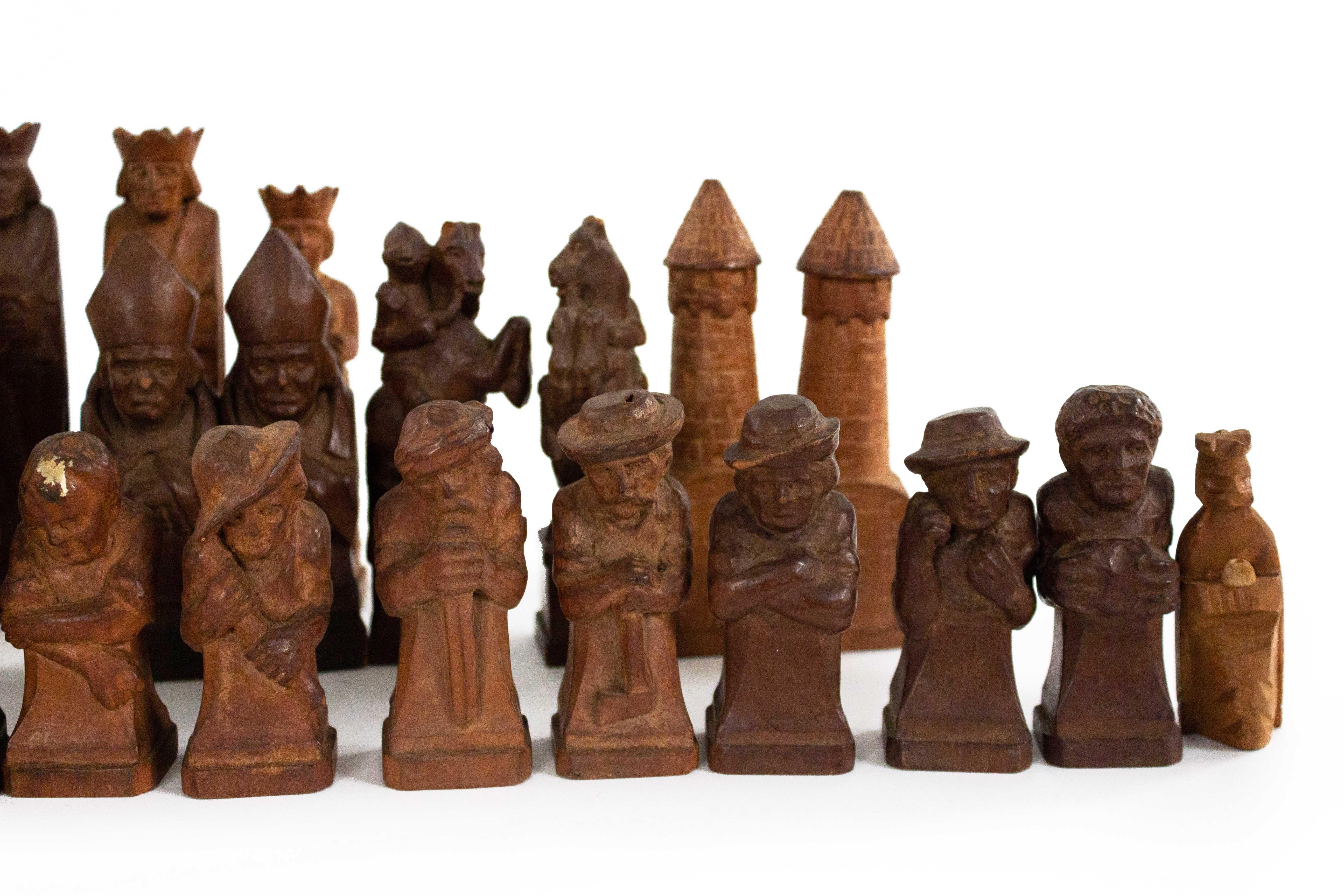 German Continental Hand-Carved Wooden Chess Set In Good Condition For Sale In New York, NY