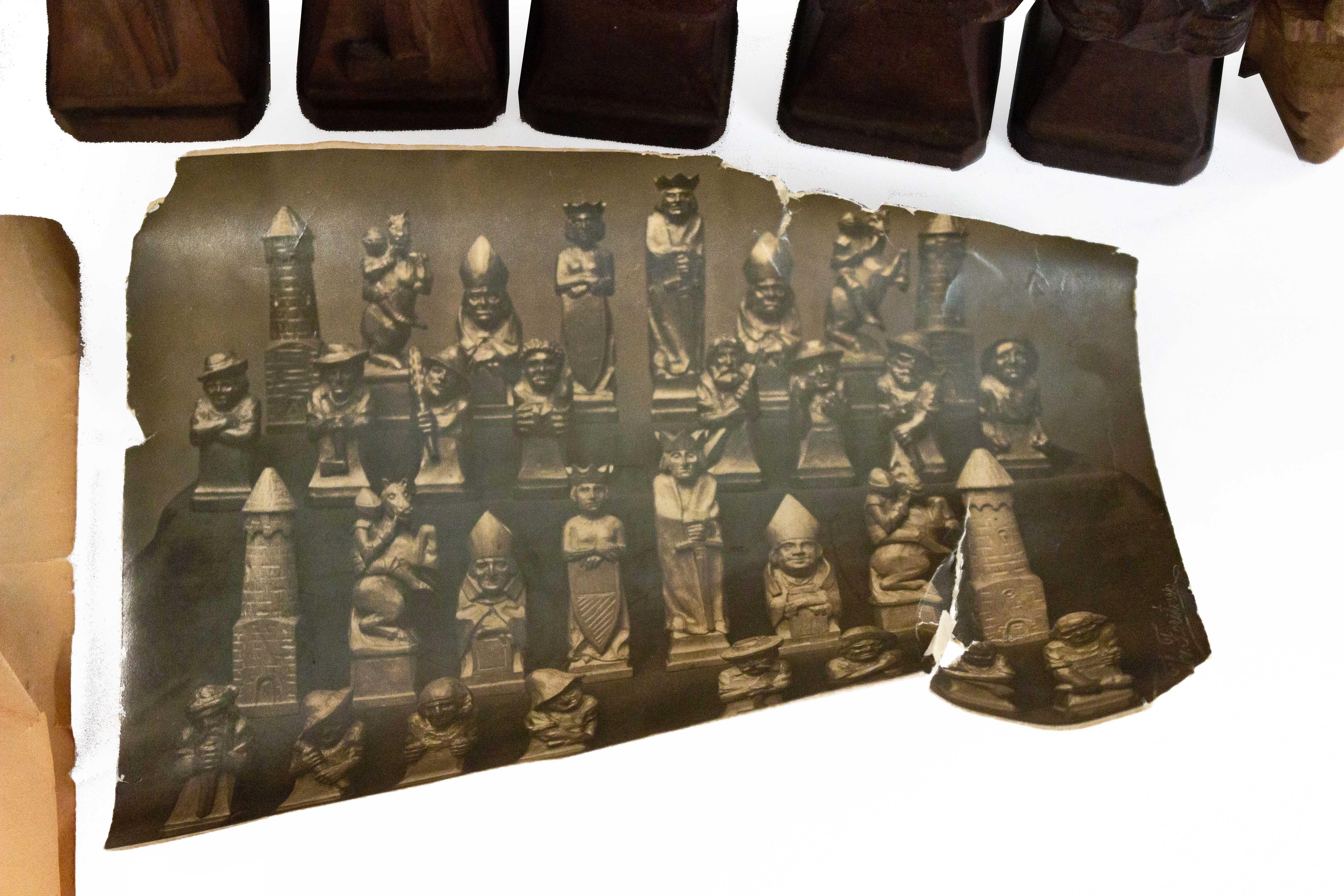 20ième siècle Ensemble d'échecs en bois sculpté à la main d'Allemagne continentale en vente