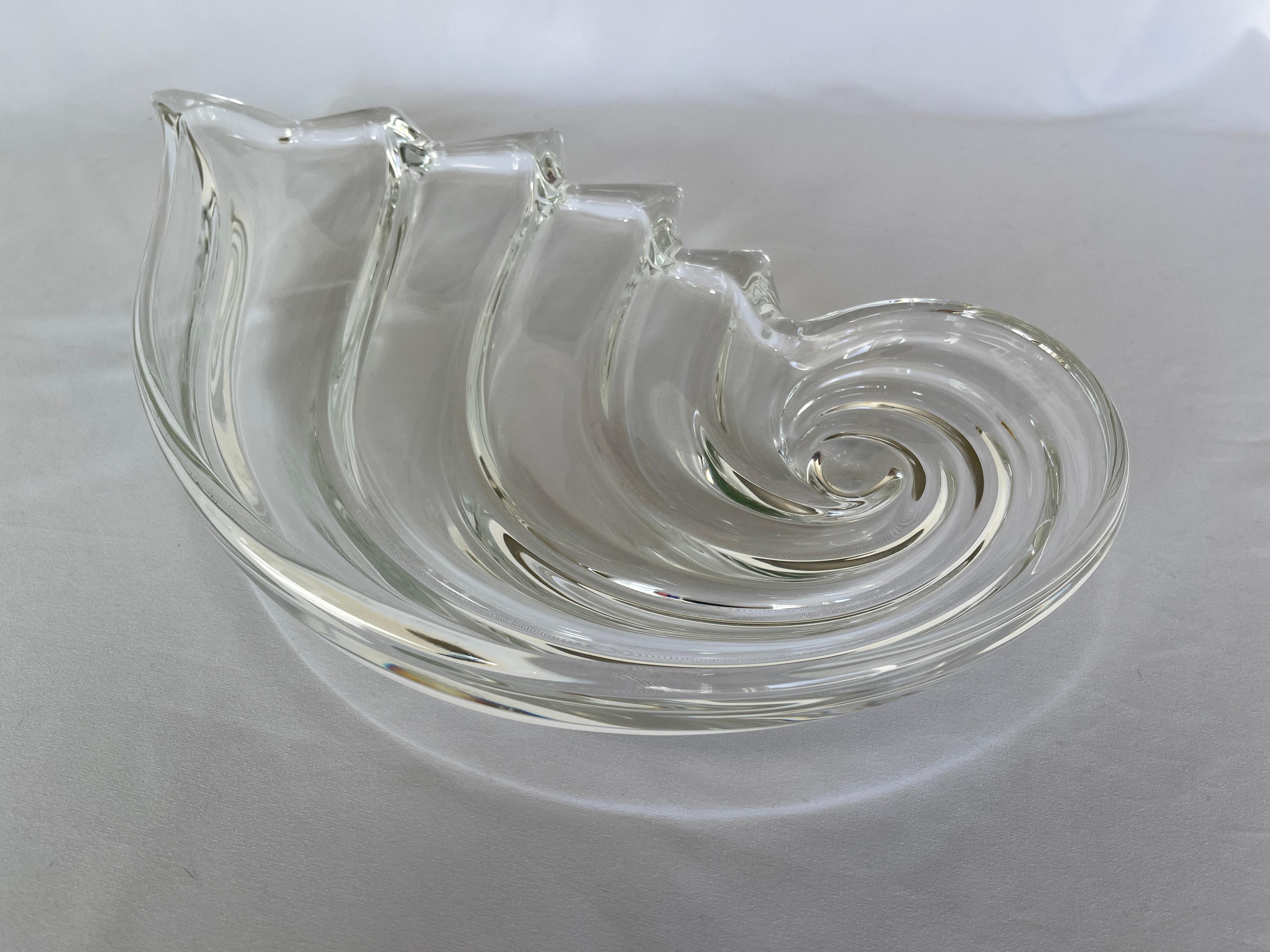 German Crystal Wave Monumental Centrepiece Serving Tray In Good Condition For Sale In New York, NY