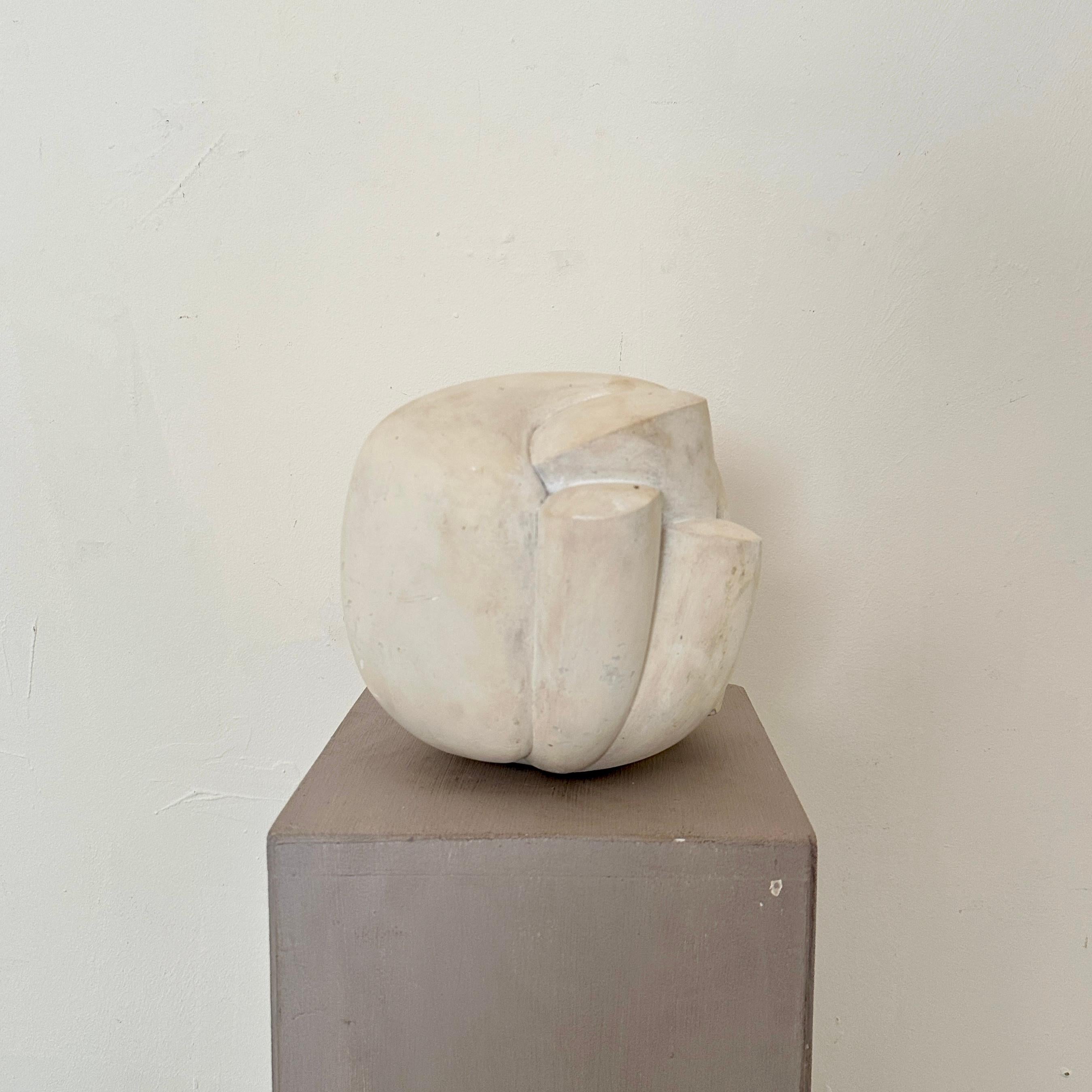 La scultura cubista in gesso di Jens Schleede, del 1970 circa, incarna un'affascinante intersezione di movimenti artistici. Evocando lo spirito del cubismo del primo Novecento, il pezzo presenta probabilmente forme geometriche frammentate e