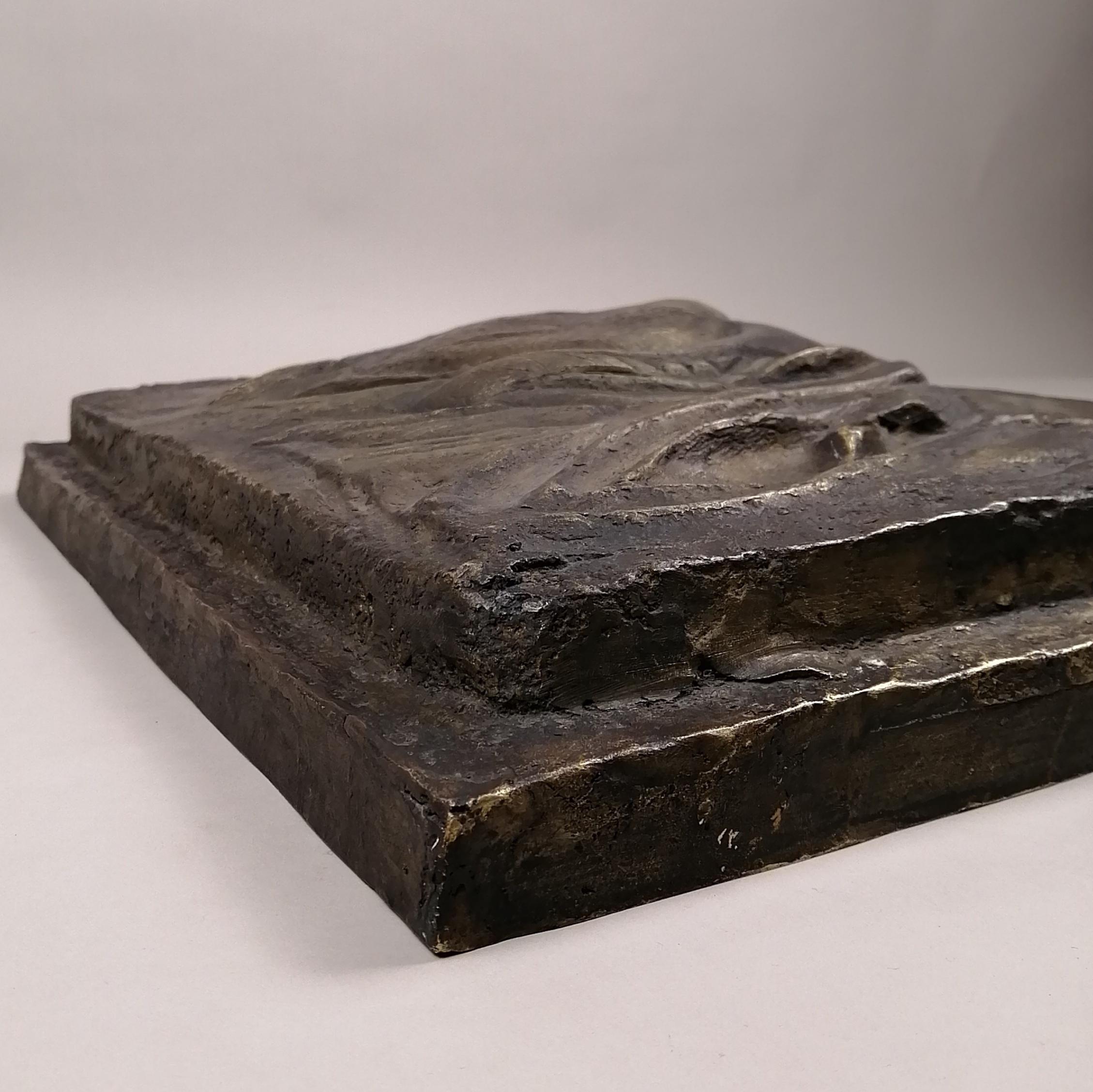 Una scultura da parete in bronzo fuso intitolata 
