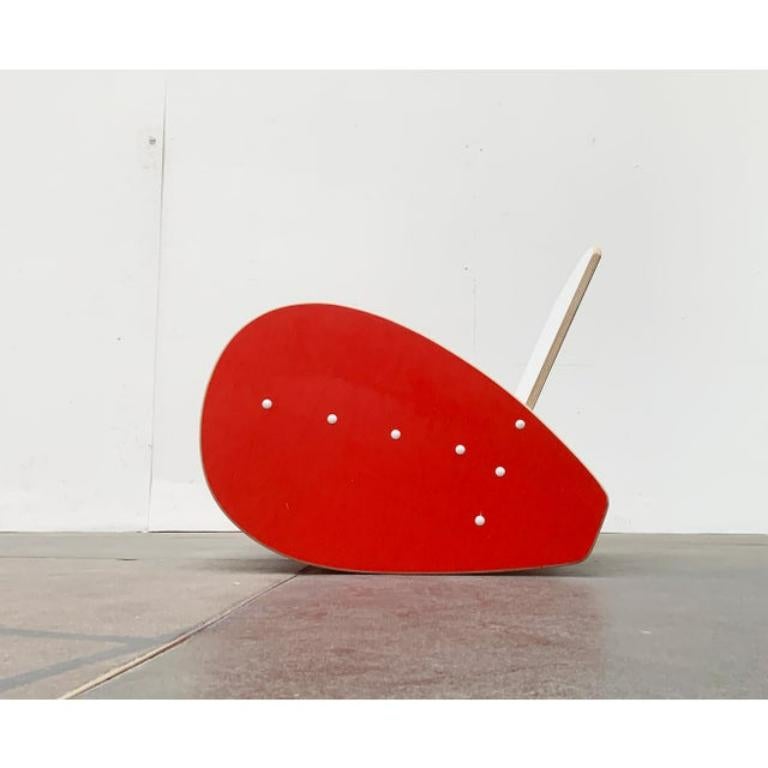 Sedia a dondolo per bambini in rosso e bianco.

La sedia è composta da una piastra in legno ed è realizzata con materiali e lavorazioni di alta qualità. Le superfici sono rivestite di bianco e rosso. Sono sorprendenti i dischi curvi che, nella loro