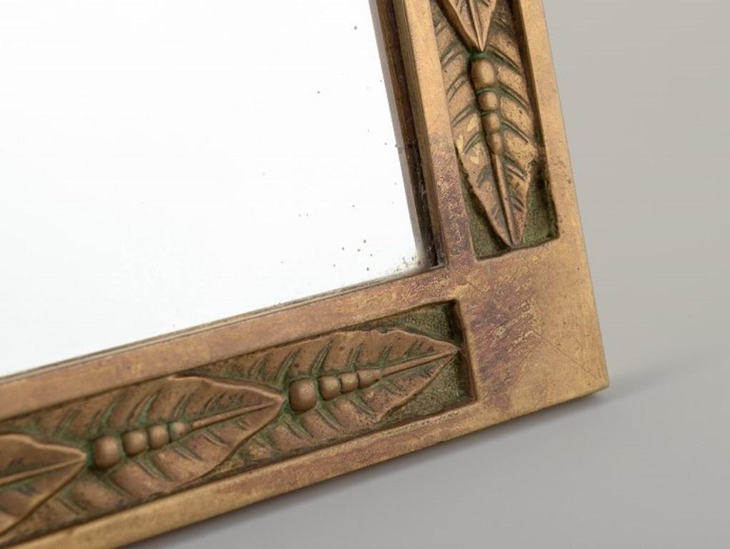 Allemand Design/One. Miroir de table Art Nouveau en laiton avec feuilles en relief. en vente