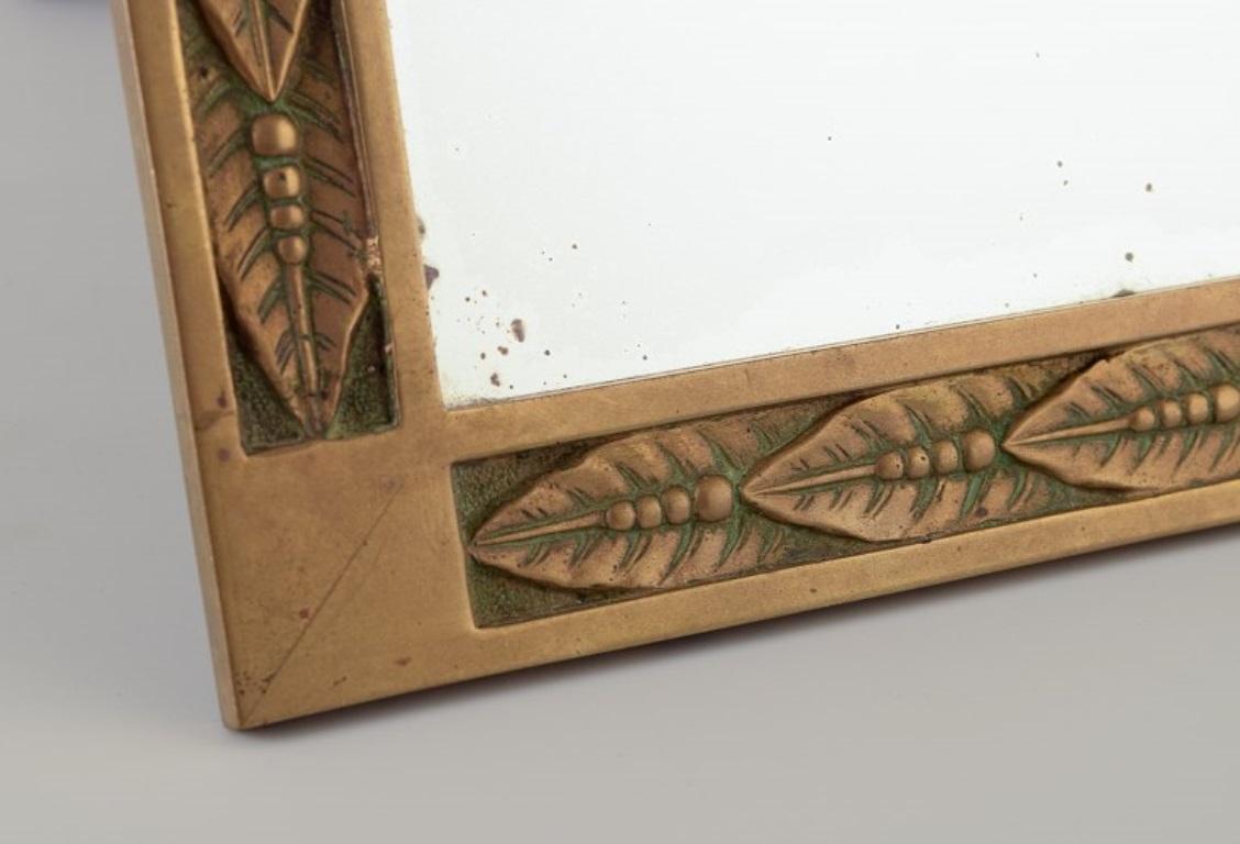 Laiton Design/One. Miroir de table Art Nouveau en laiton avec feuilles en relief. en vente