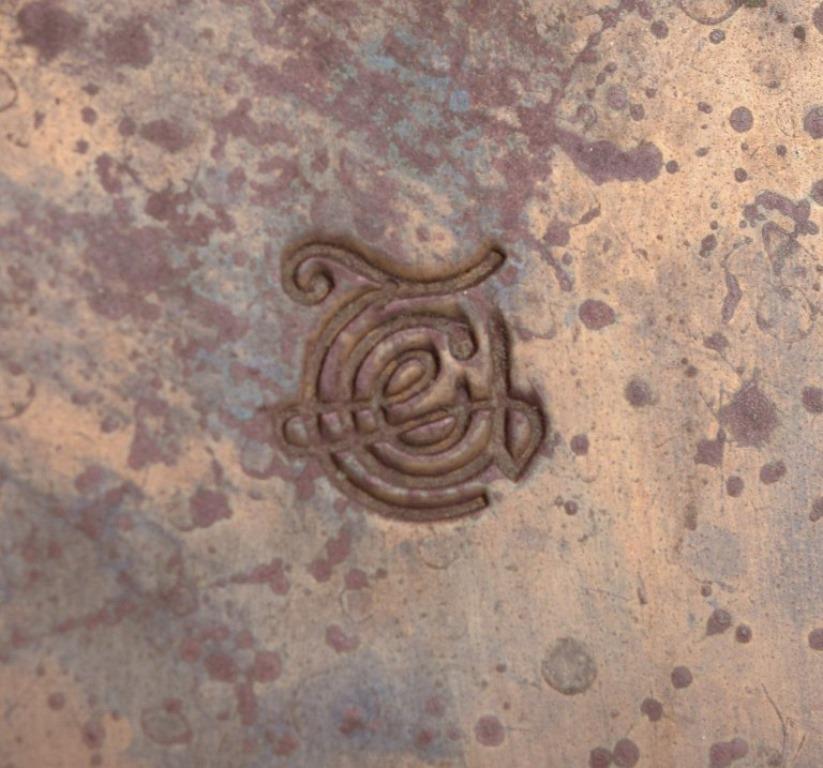 Design/One. Miroir de table Art Nouveau en laiton avec feuilles en relief. en vente 1