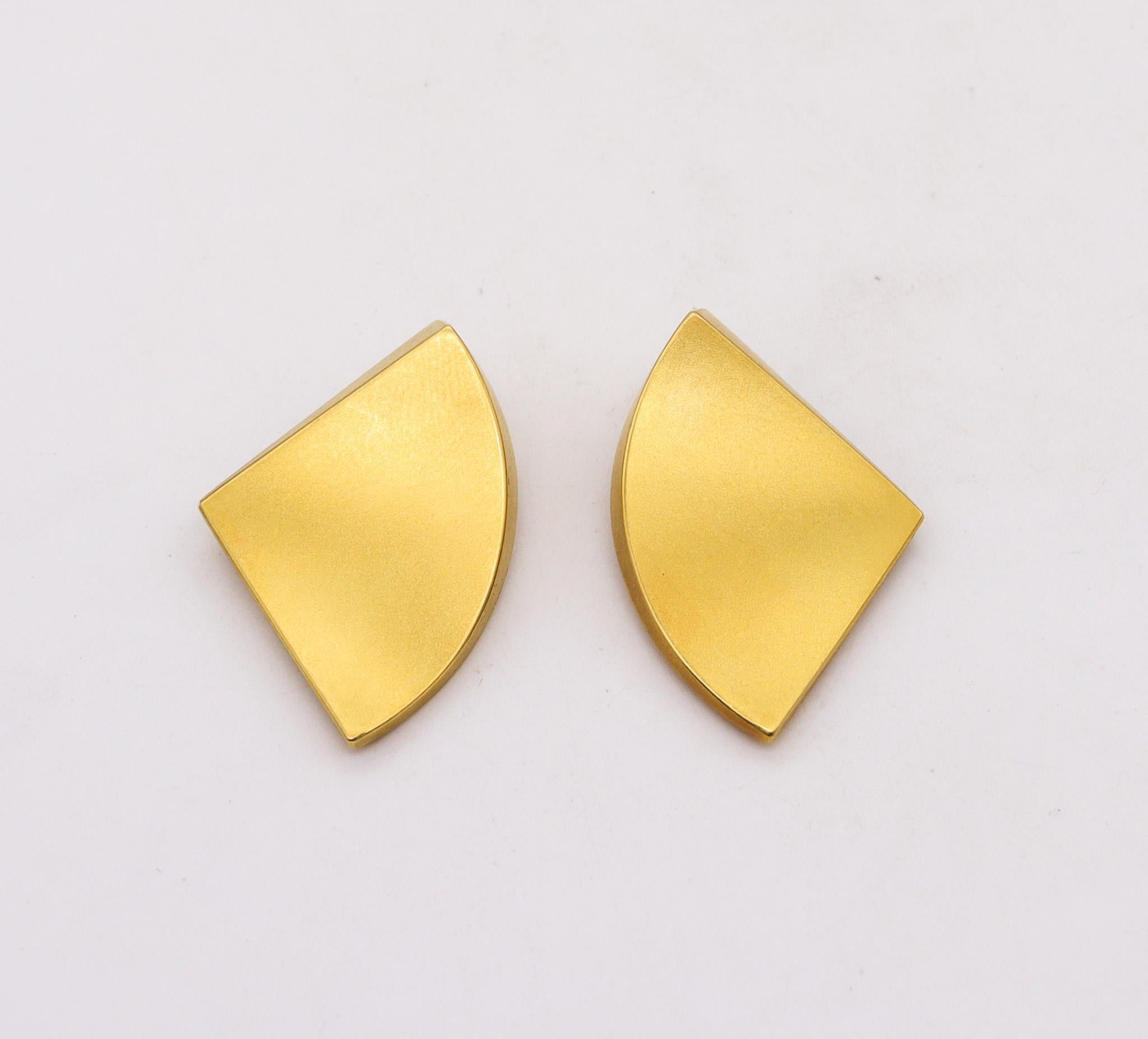 Deutscher Designer Bauhaus Geometrische dreieckige Clips auf Ohrringe in 18kt Gold (Modernistisch) im Angebot