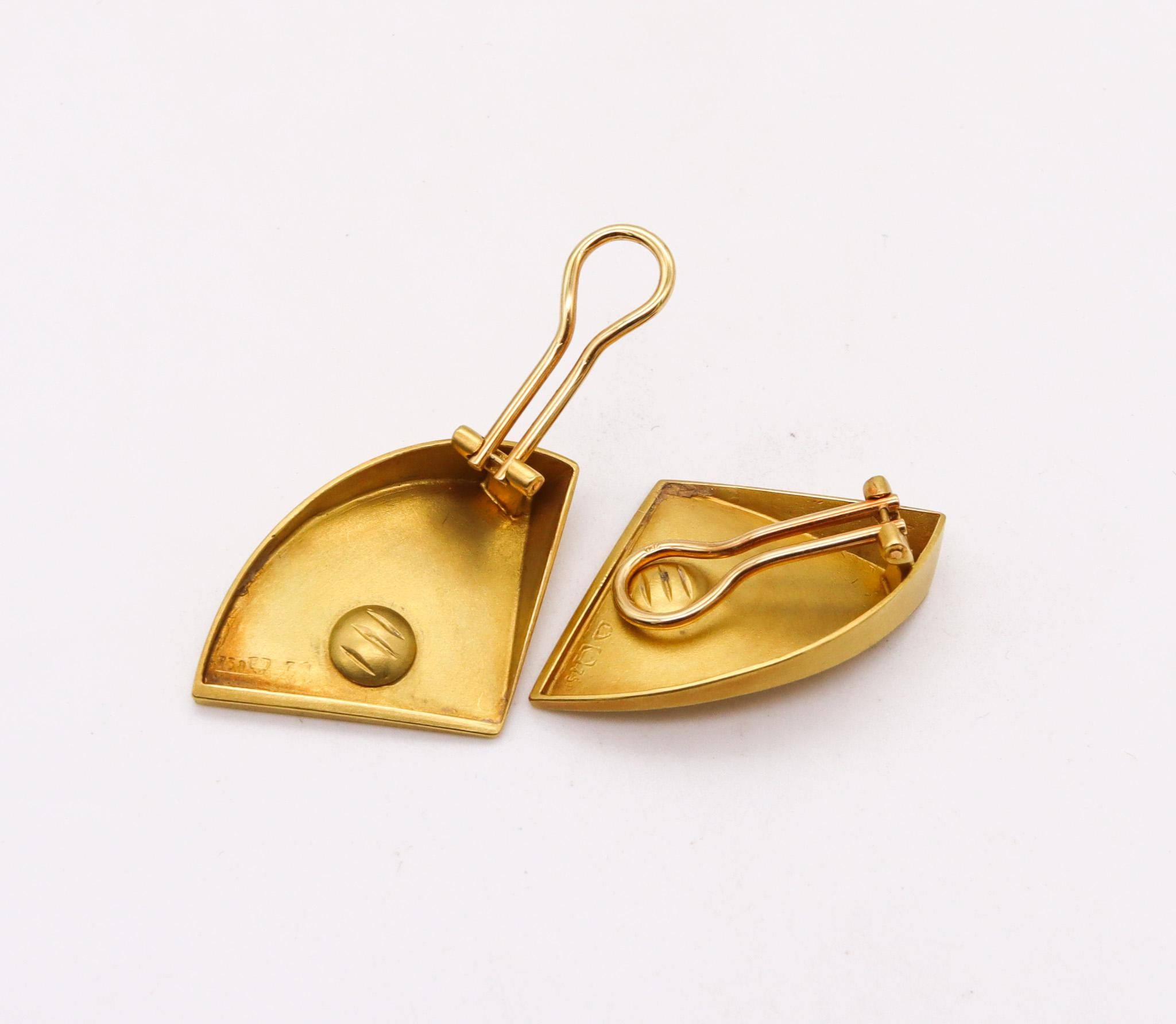 Deutscher Designer Bauhaus Geometrische dreieckige Clips auf Ohrringe in 18kt Gold im Zustand „Hervorragend“ im Angebot in Miami, FL