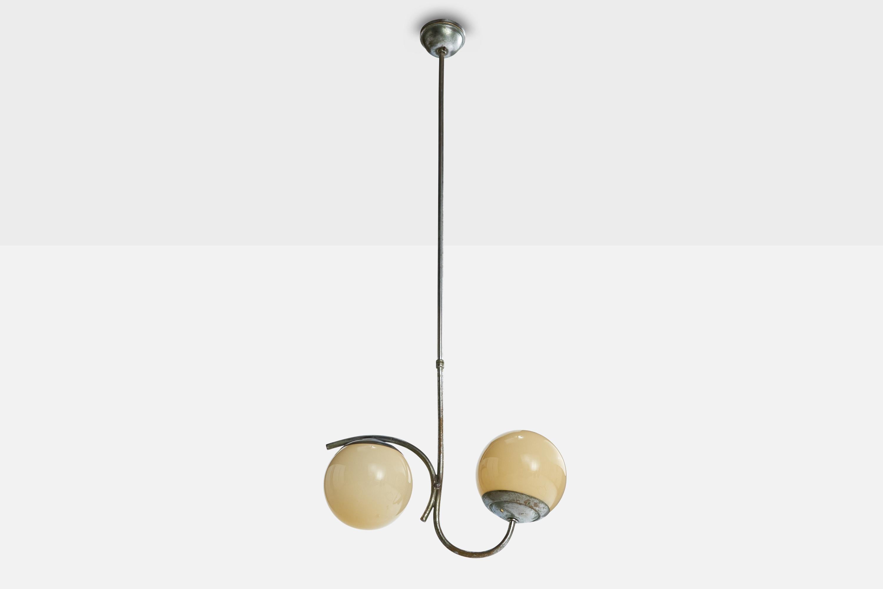 Un lampadario in metallo e vetro lavorato progettato e prodotto in Germania, negli anni '30 circa.

Dimensioni complessive (pollici): 43,5