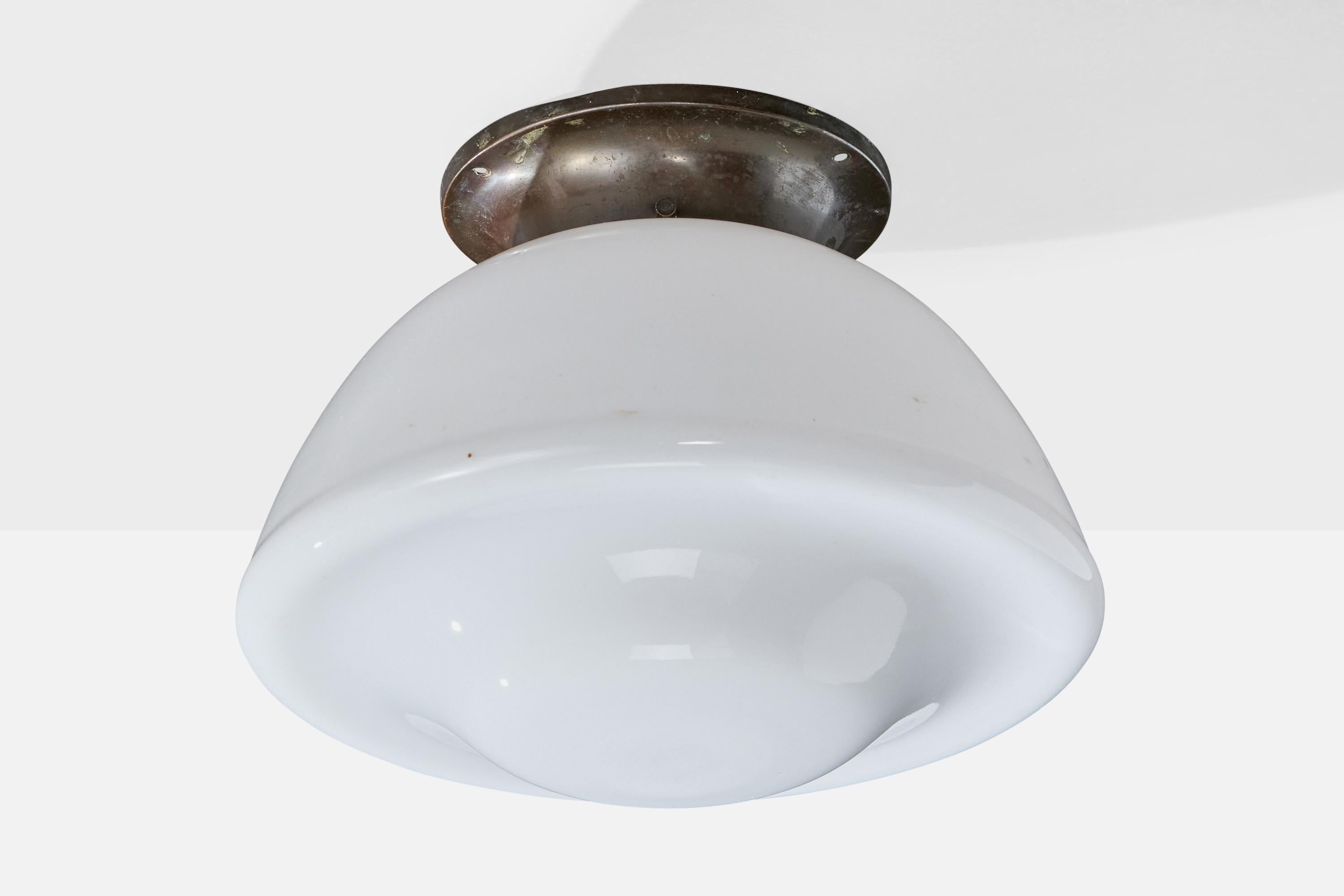 Monture encastrée en verre opalin blanc et en métal, probablement conçue et produite en Allemagne, vers les années 1930.

Dimensions globales (pouces) : 7.25 