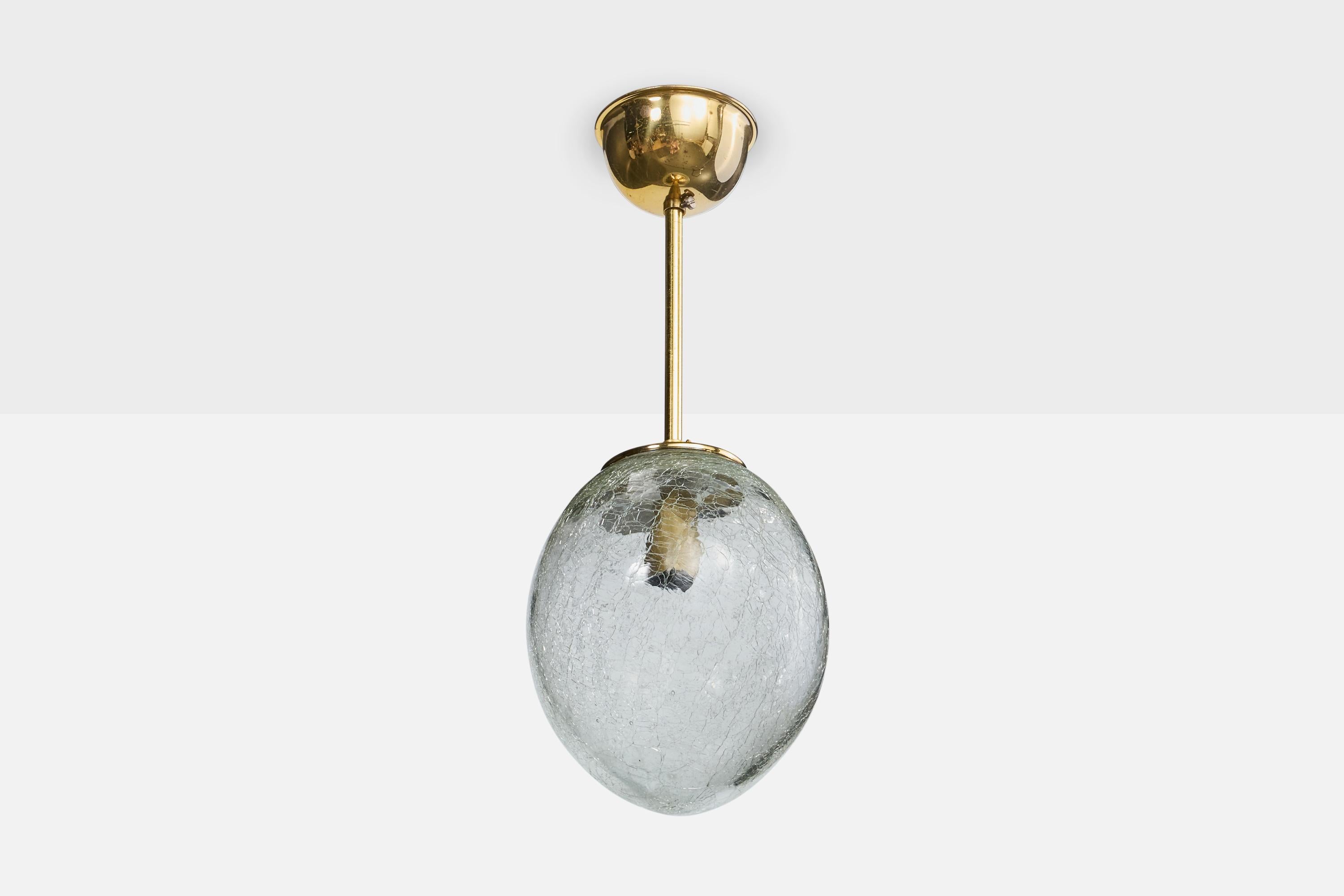 Una lampada a sospensione in ottone e vetro probabilmente progettata e prodotta in Germania, negli anni '60 circa.

Dimensioni complessive (pollici): 16,75 