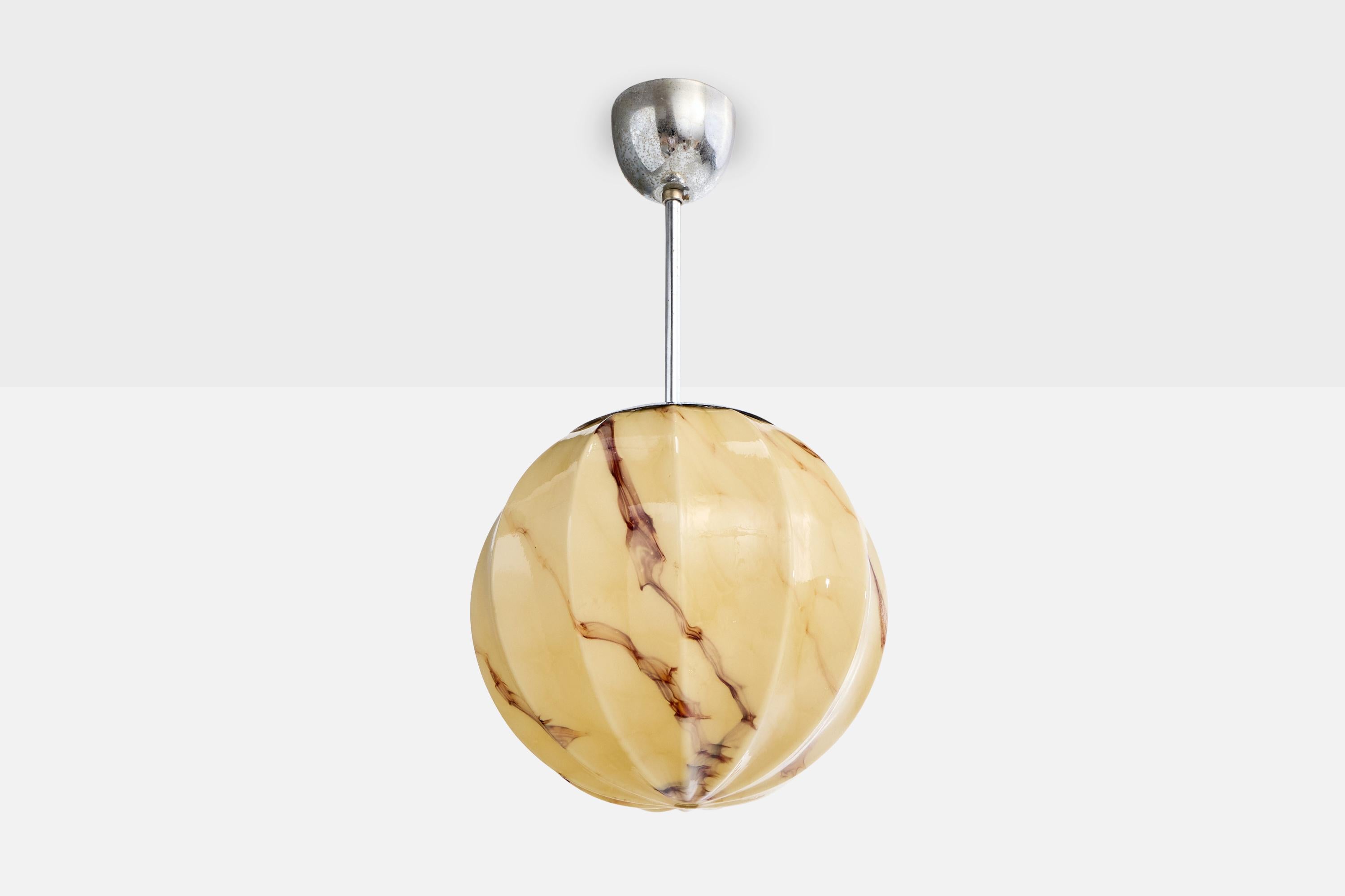 Una lampada a sospensione in vetro giallo color alabastro e metallo cromato progettata e prodotta in Germania, intorno agli anni Venti.

Il fusto e la calotta in metallo presentano un'ossidazione da leggera a moderata.

Dimensioni complessive