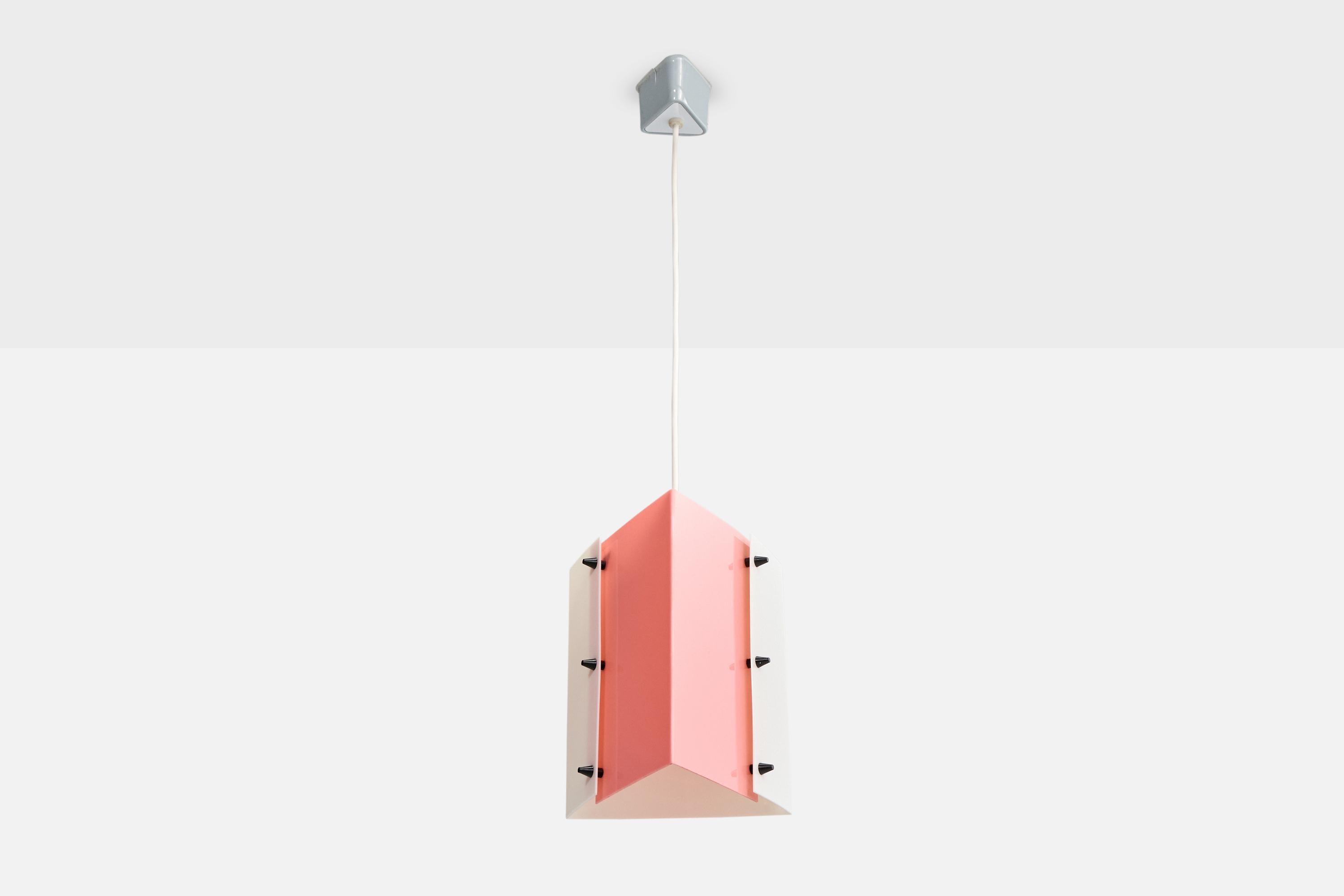 Suspension en acrylique rose et blanc et en métal laqué noir, conçue et produite en Allemagne, vers les années 1960.

Dimensions globales (pouces) : 35.0 