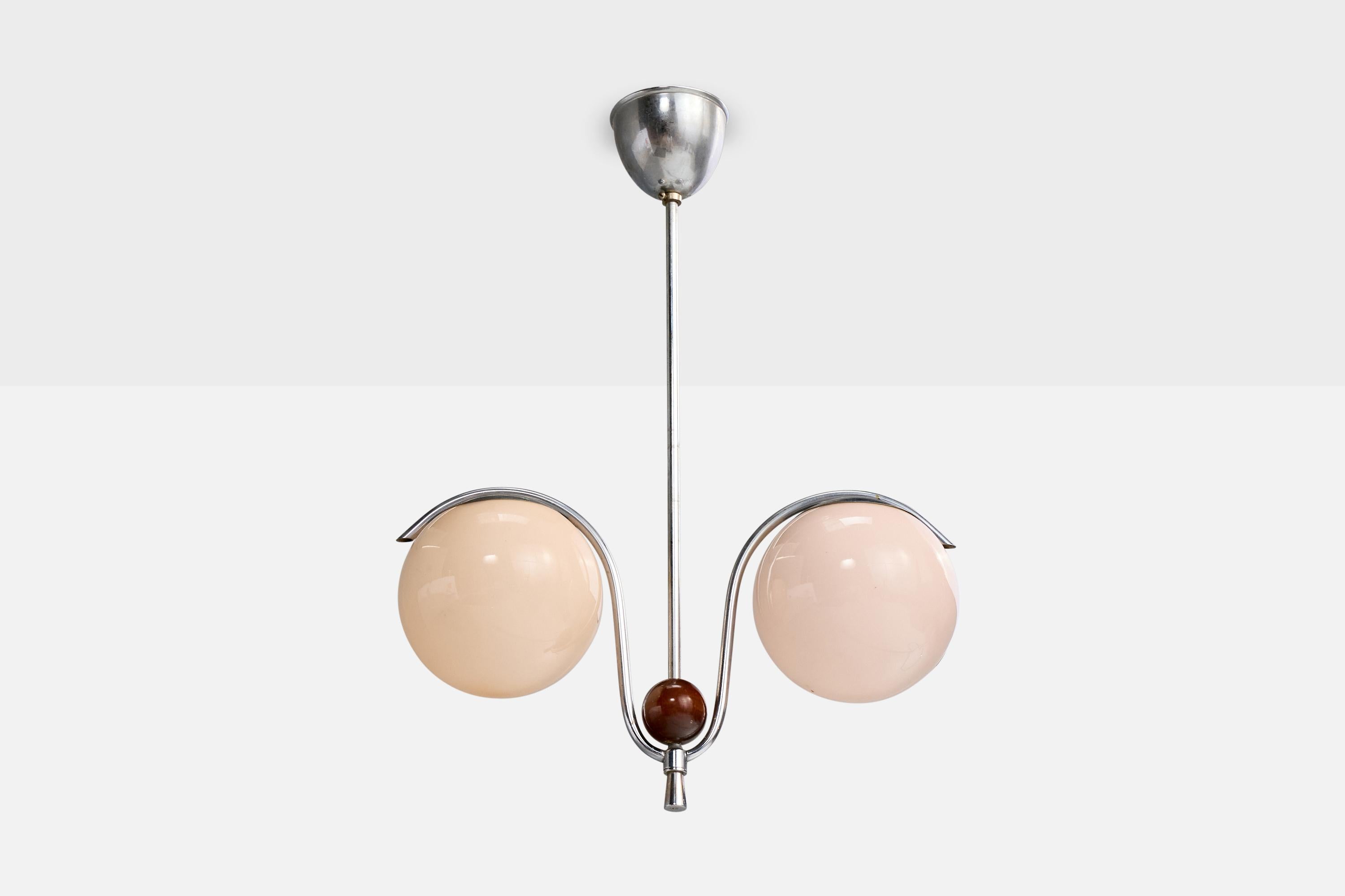 Una lampada a sospensione in metallo nichelato, vetro opalino rosa e legno tinto scuro, probabilmente progettata e prodotta in Germania, intorno agli anni Venti.

Dimensioni complessive (pollici): 24,5 