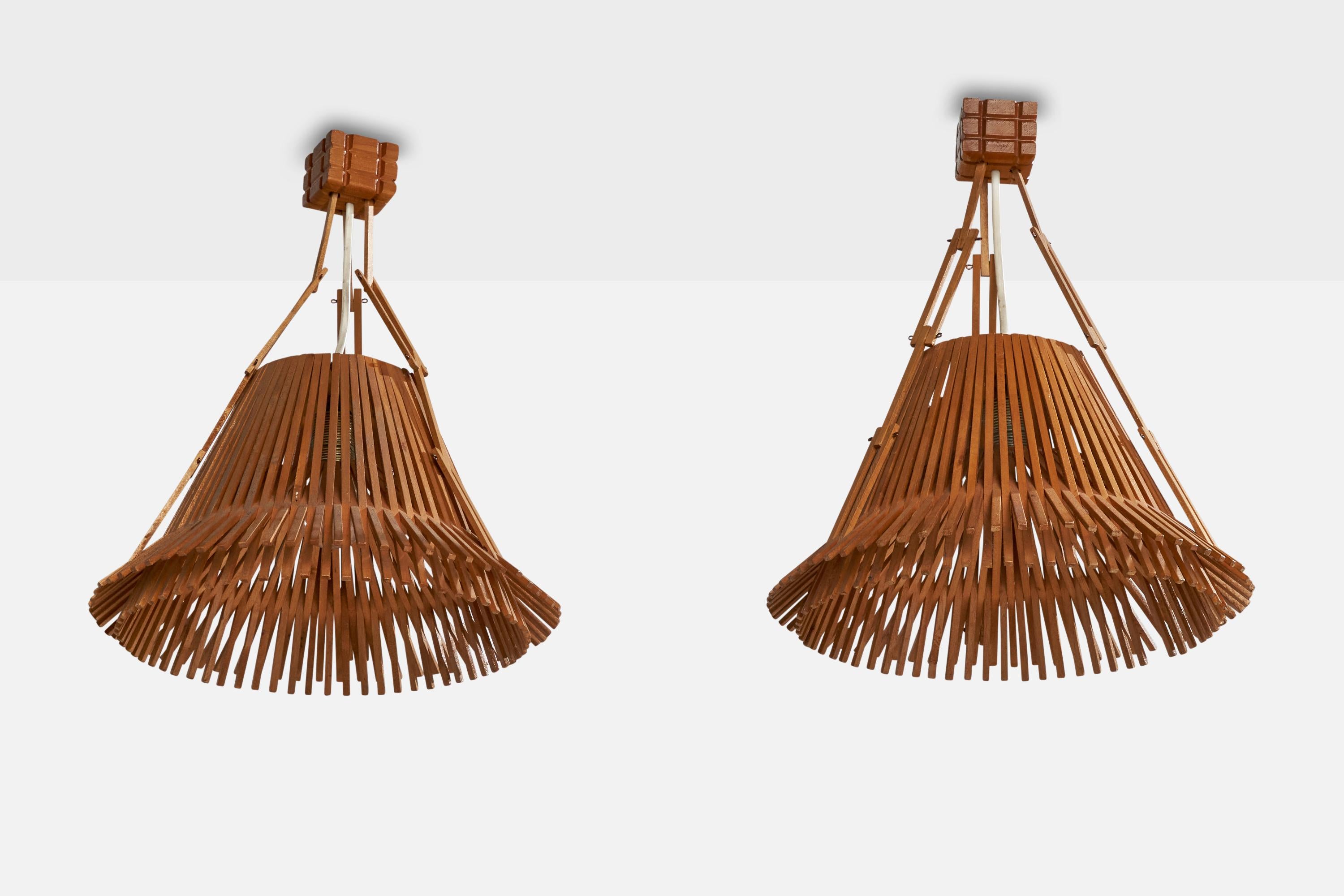 Ein Paar Pendelleuchten aus Holz, entworfen und hergestellt in Deutschland, ca. 1970er Jahre.

Gesamtabmessungen (Zoll): 17,8