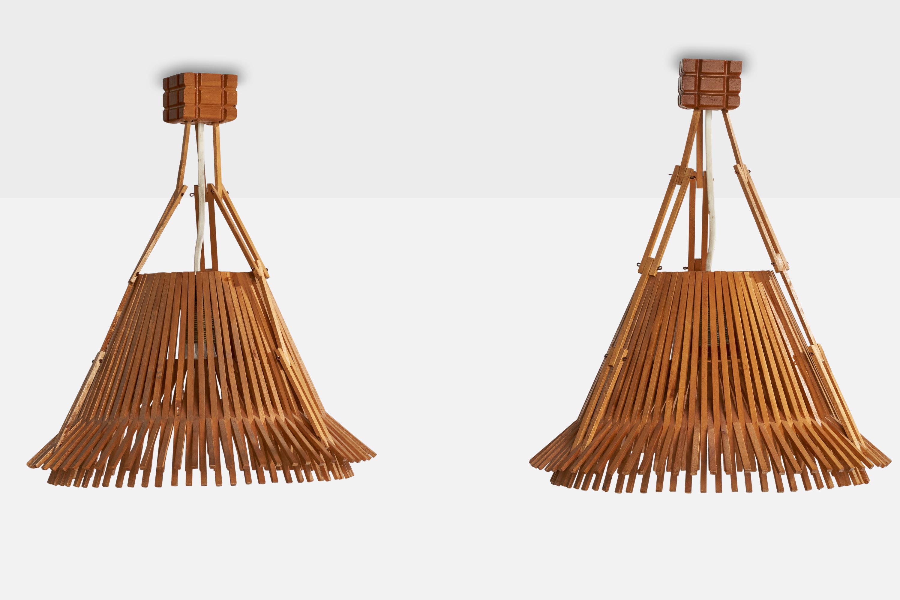 Deutscher Designer, Pendelleuchten, Holz, Deutschland, 1970er Jahre im Zustand „Gut“ in High Point, NC