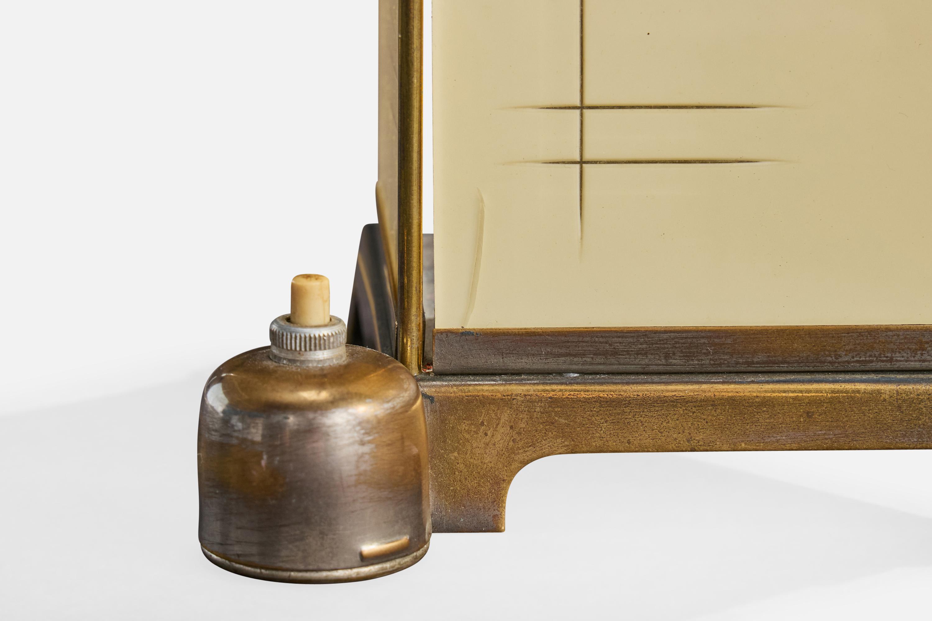 Diseñador alemán, lámpara de mesa, latón, cristal, Alemania, años 20 en venta 3