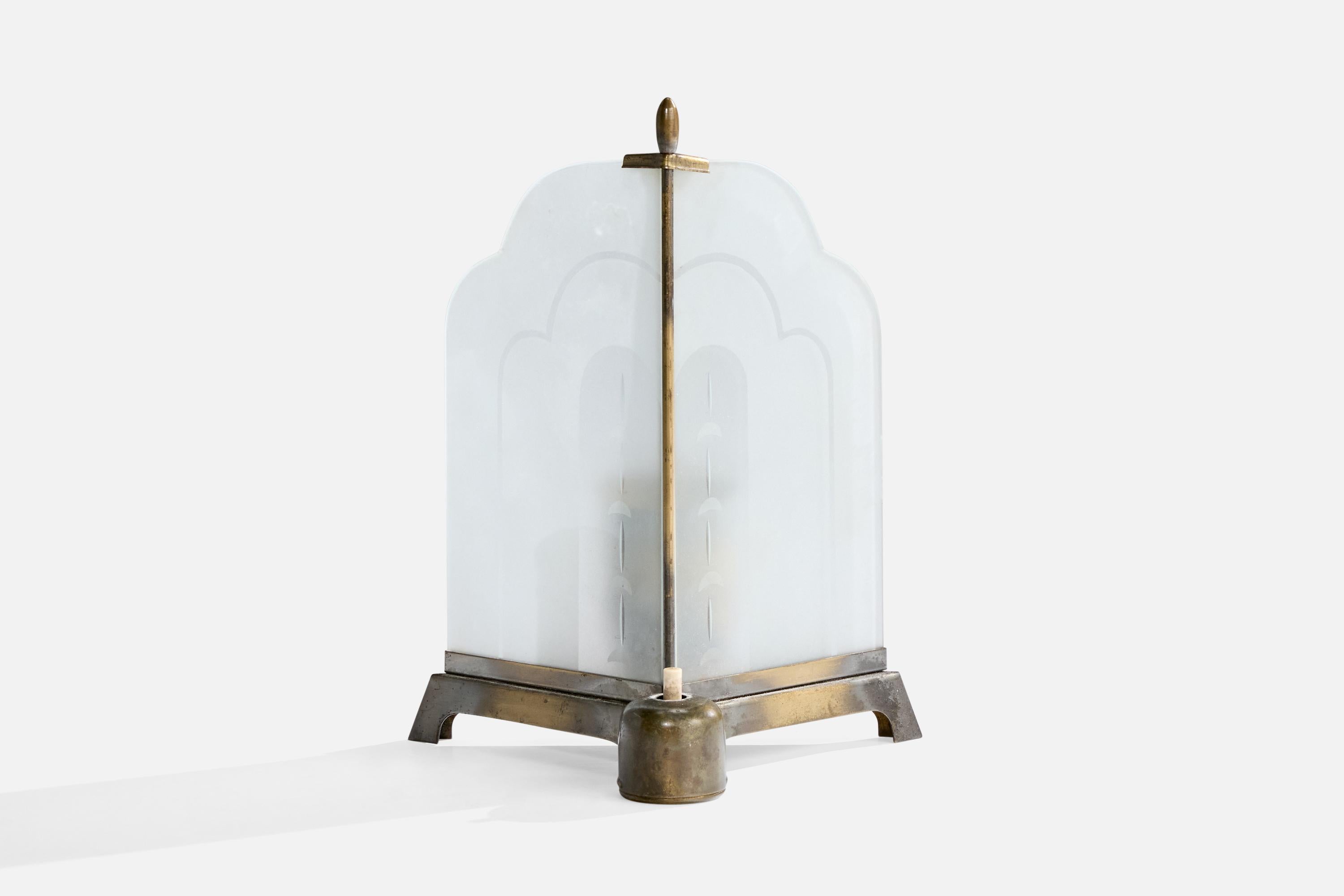 Tischlampe aus Messing und geätztem Glas, entworfen und hergestellt in Deutschland, ca. 1920er Jahre.

Abmessungen der Lampe mit Schirm (Zoll): 9.0 