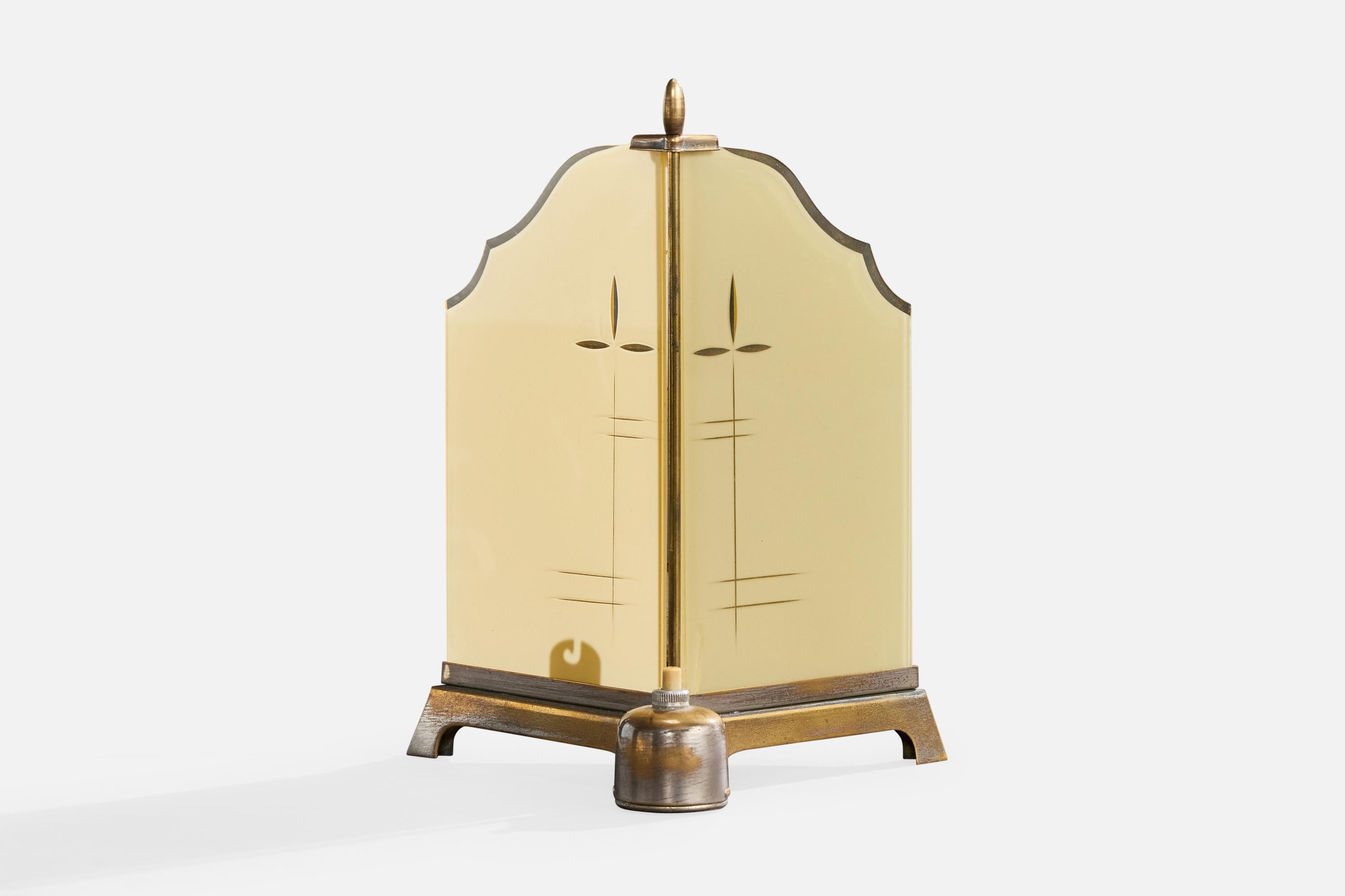 Lámpara de sobremesa de latón y cristal amarillo grabado, diseñada y fabricada en Alemania, c. 1920.

Presencia de oxidación moderada en todo el latón.

Dimensiones de la lámpara (pulgadas): 9,0 