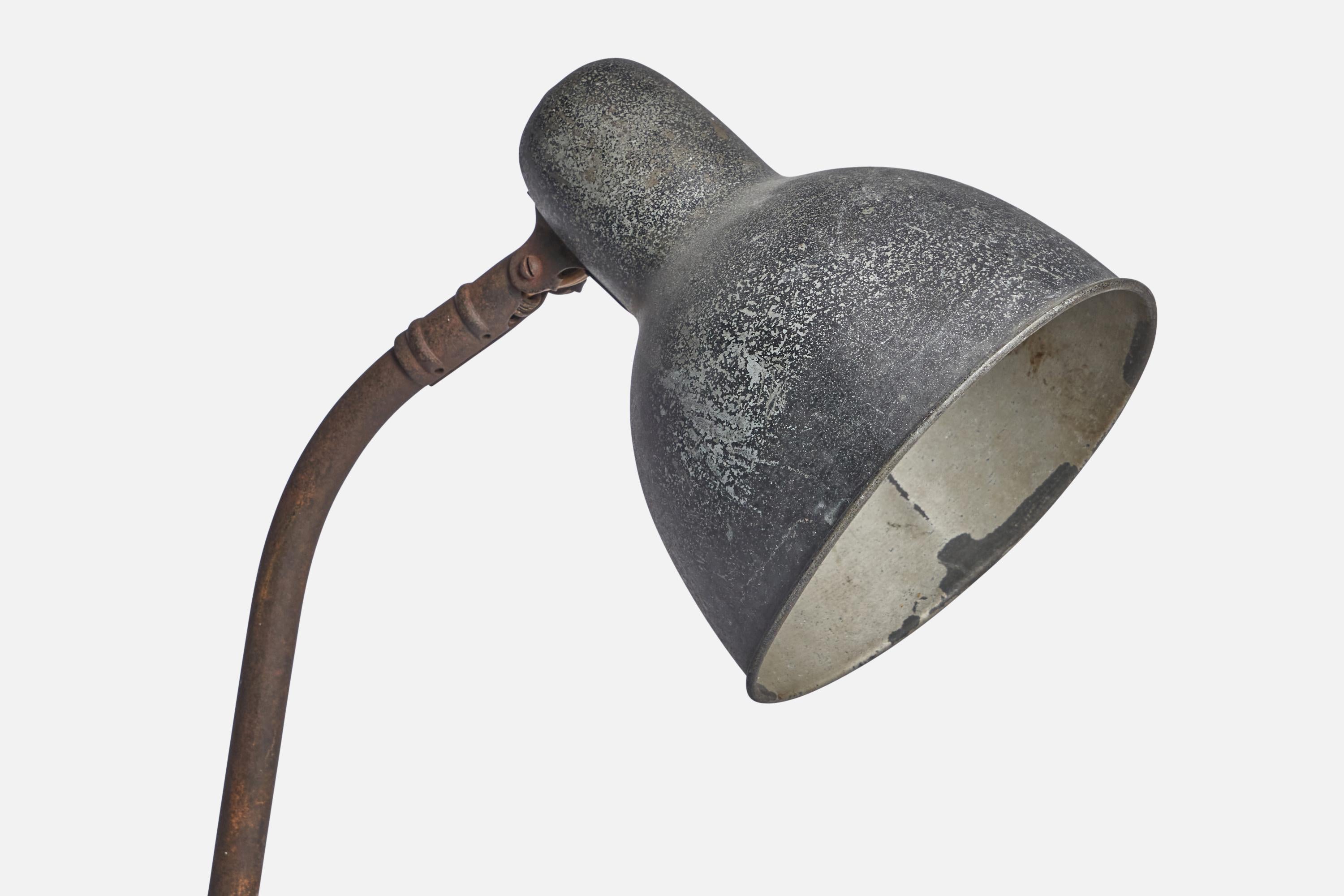 Deutsche Designerin, Tischlampe, Metall, Deutschland, 1930er Jahre im Zustand „Gut“ im Angebot in High Point, NC