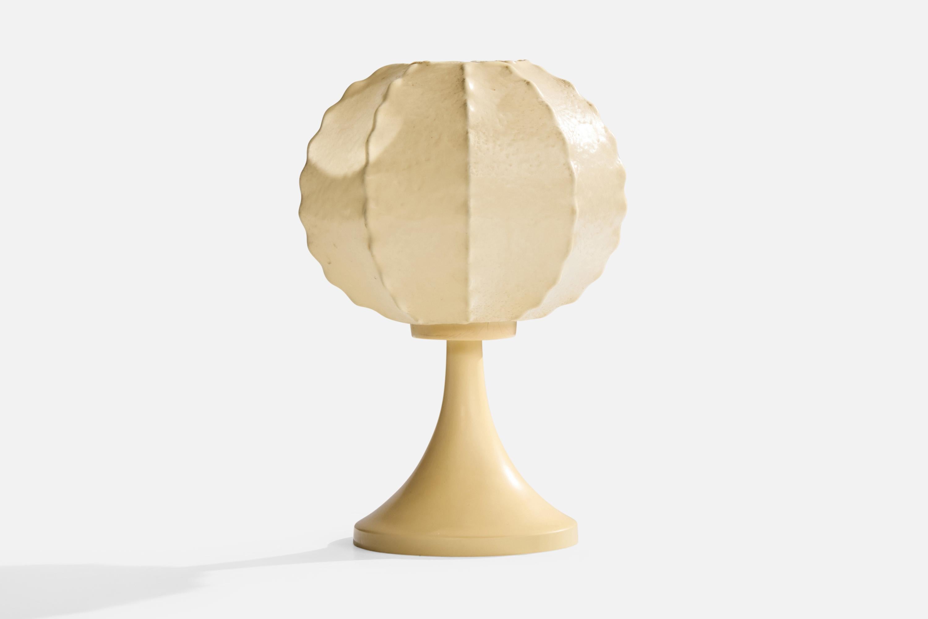 Lámpara de sobremesa de plástico beige y resina polimérica diseñada y fabricada en Alemania, c. 1970.

Dimensiones totales (pulgadas): 10