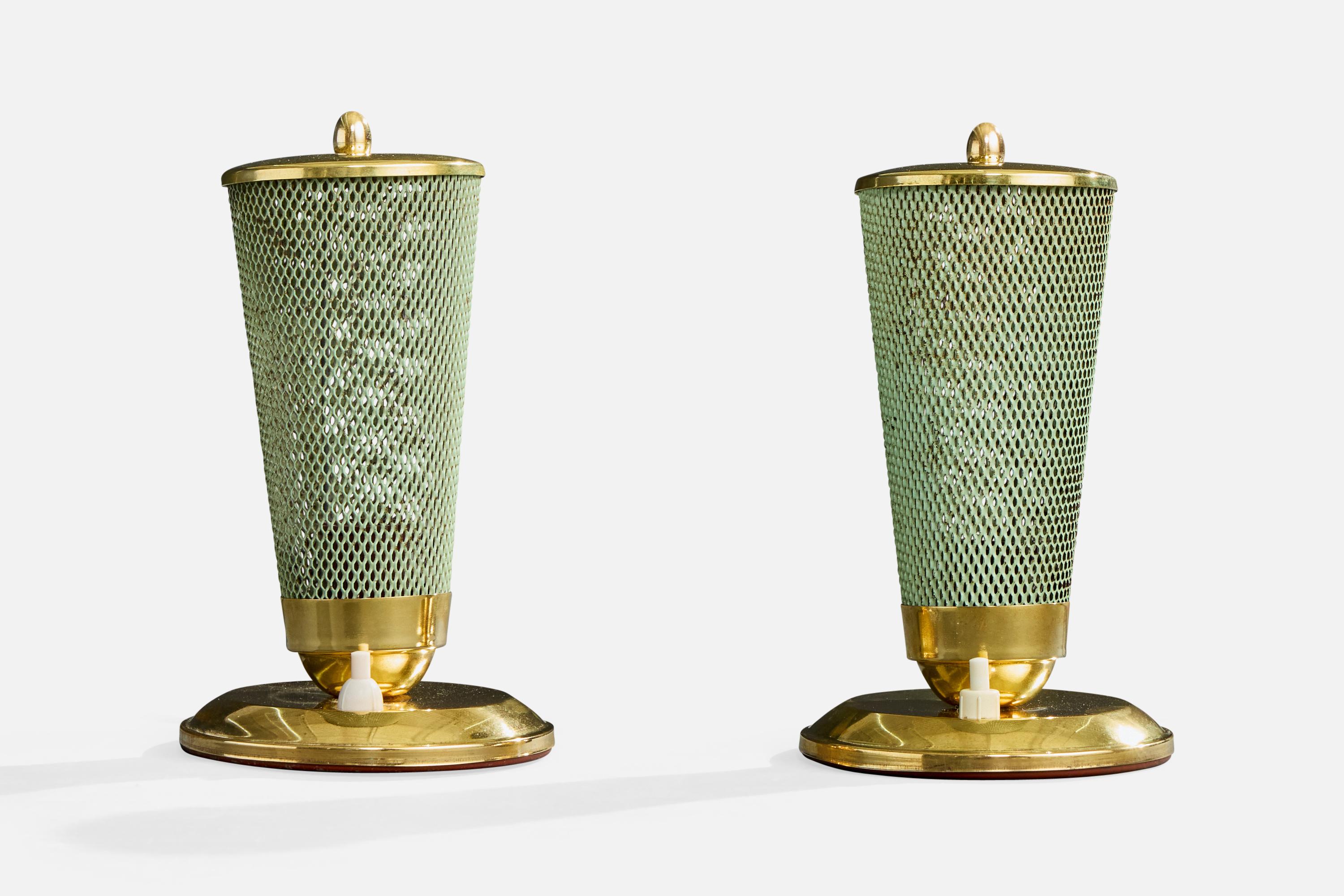 Paire de lampes de table en laiton et en métal laqué vert, probablement conçues et produites en Allemagne, vers les années 1950.

La maille métallique peinte présente de multiples zones d'écaillage.

Les bases en laiton présentent toutes deux de