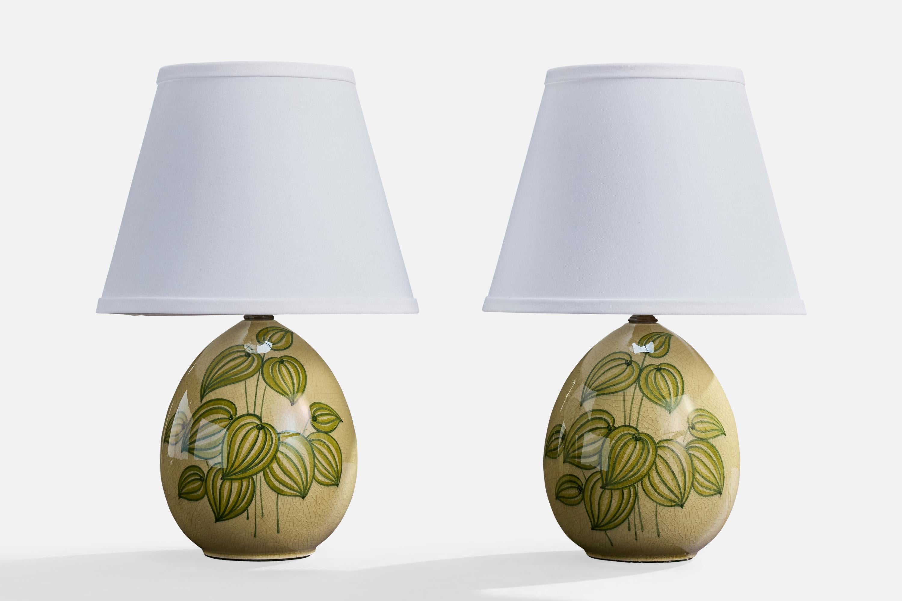 Pareja de lámparas de sobremesa de esmalte verde y pintura floral, diseñadas y fabricadas en Alemania, c. 1960.

Dimensiones de la lámpara (pulgadas): 11,5 