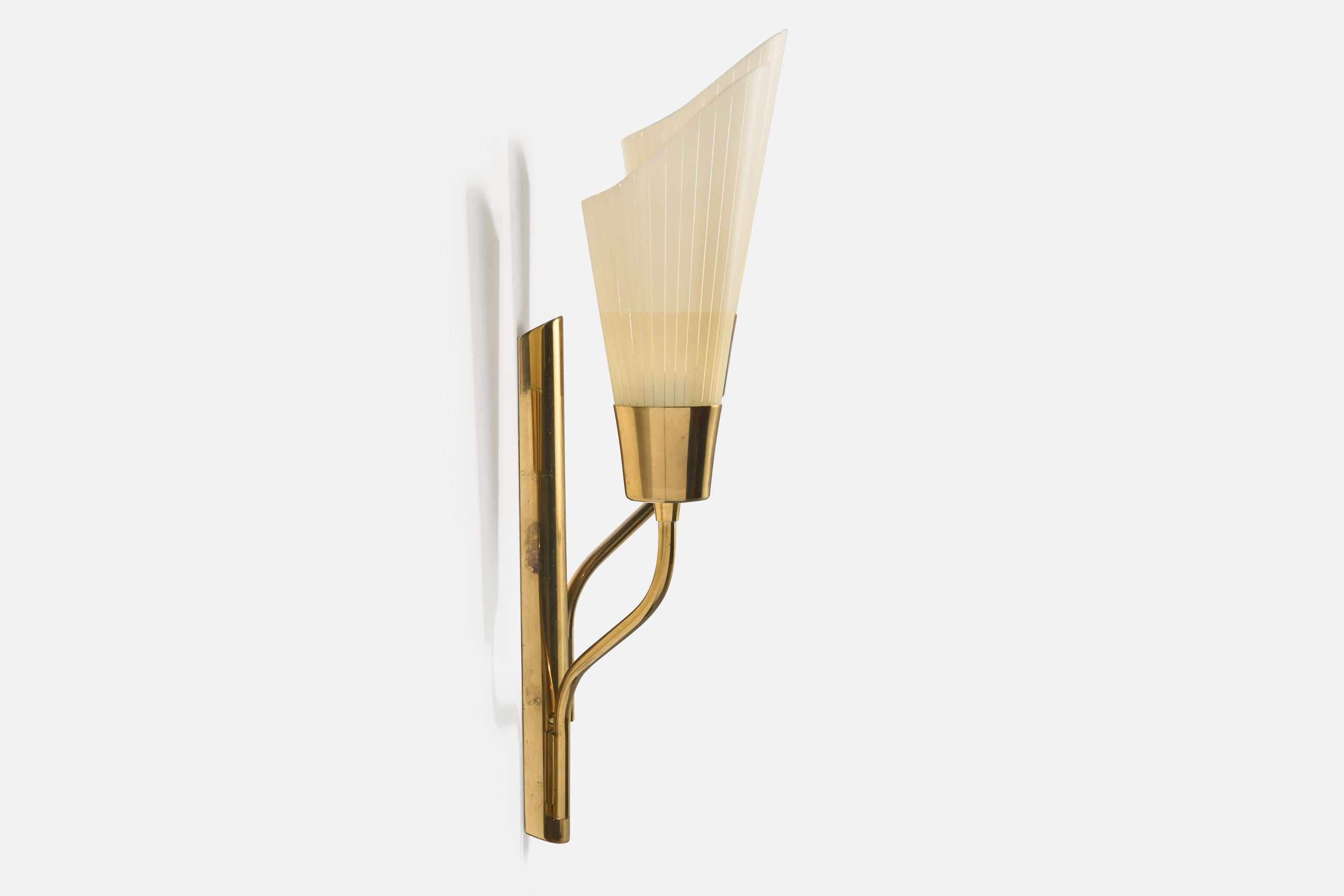 German Designer, Wall Light, Brass, Glass, Germany, 1950s In Good Condition For Sale In High Point, NC