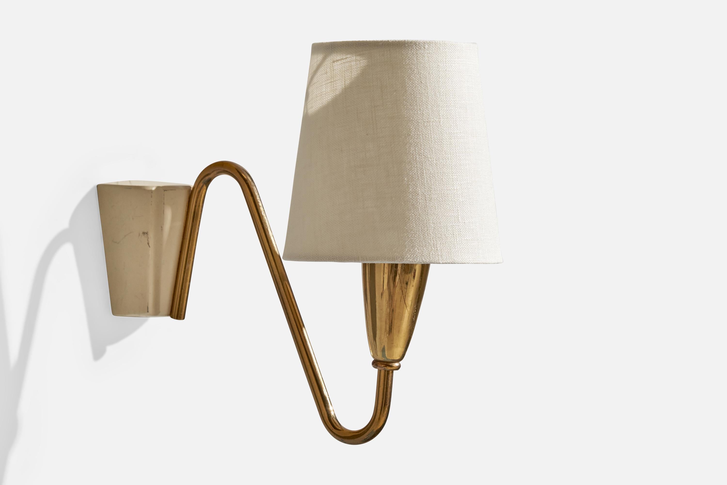 A brass, cream-white lacquered metal and fabric wall light designed and produced in Sweden, c. 1950s.

Overall Dimensions (inches):  5.5” H x 2.25 ” W x  7“D
Back Plate Dimensions (Inches):  2.75” H x 2.5” W x 1.5” D
Bulb