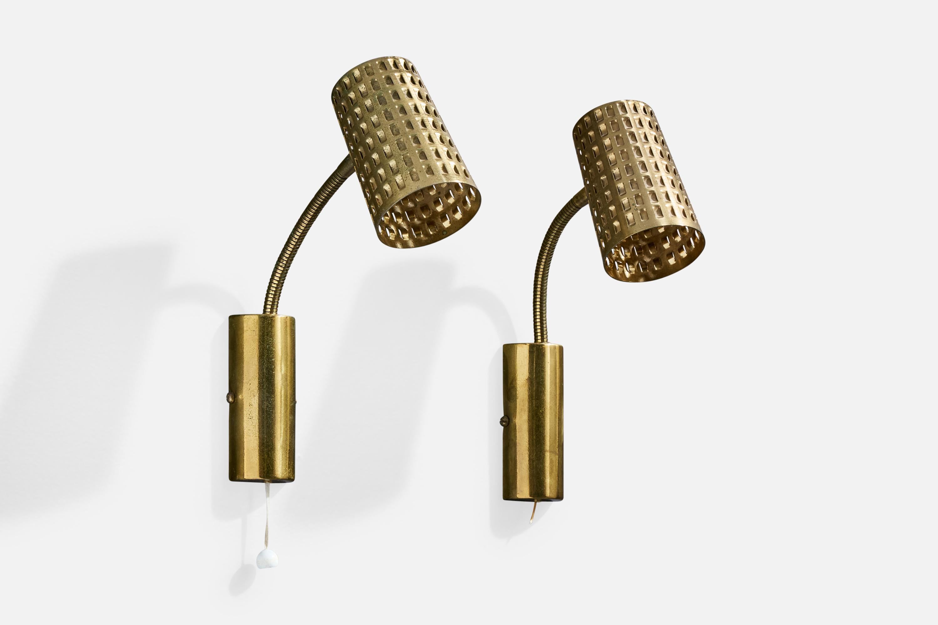 Un par de apliques regulables de latón probablemente diseñados y fabricados en Alemania, c. 1950.

Presencia de oxidación muy fuerte en los cuellos de latón. Fuerte oxidación presente en todos los tonos de latón. Pérdida al tirar de la cuerda como