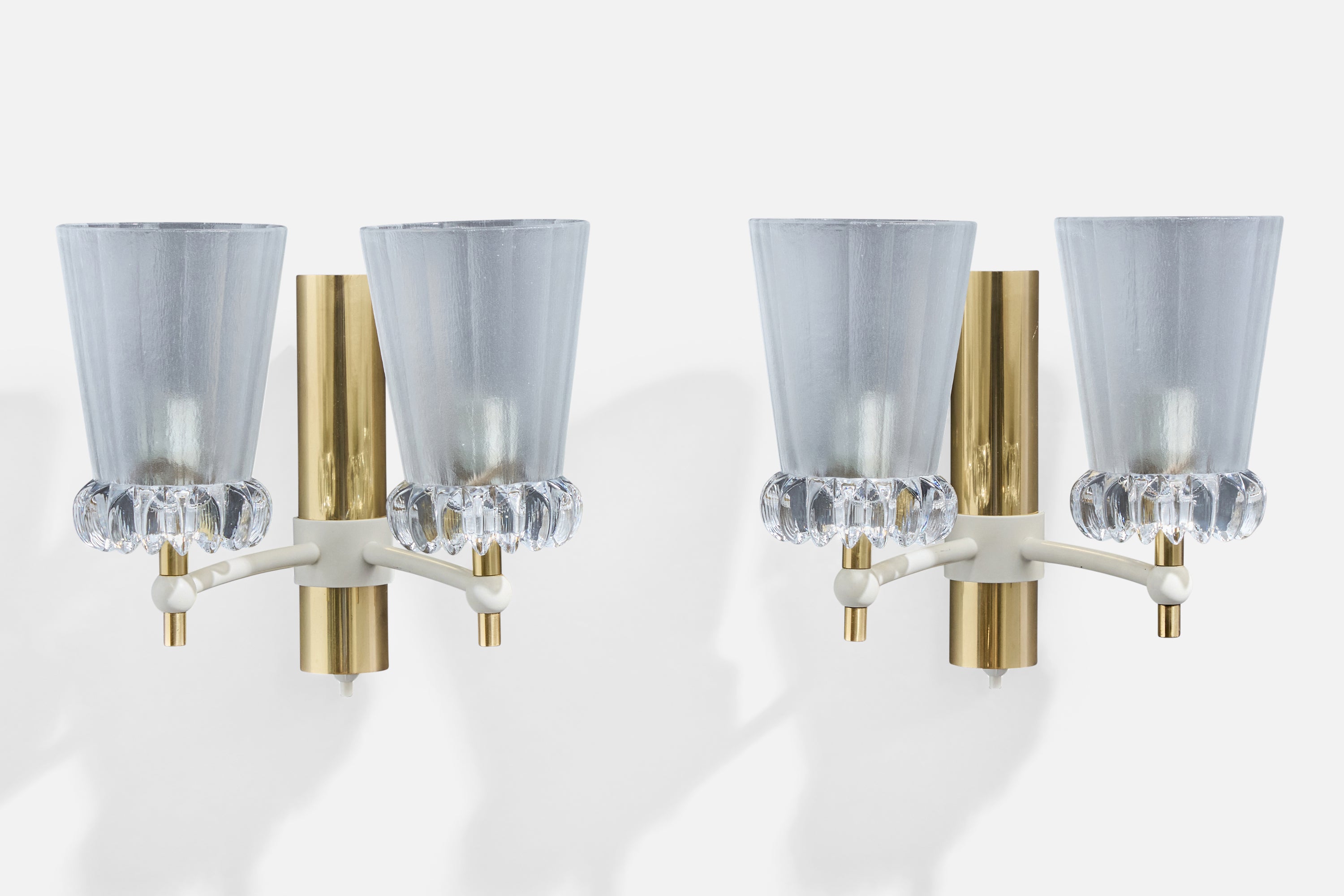 Pareja de apliques de metal lacado en blanco, latón y cristal, probablemente diseñados y fabricados en Alemania, c. 1960.

Dimensiones totales (pulgadas): 8,0