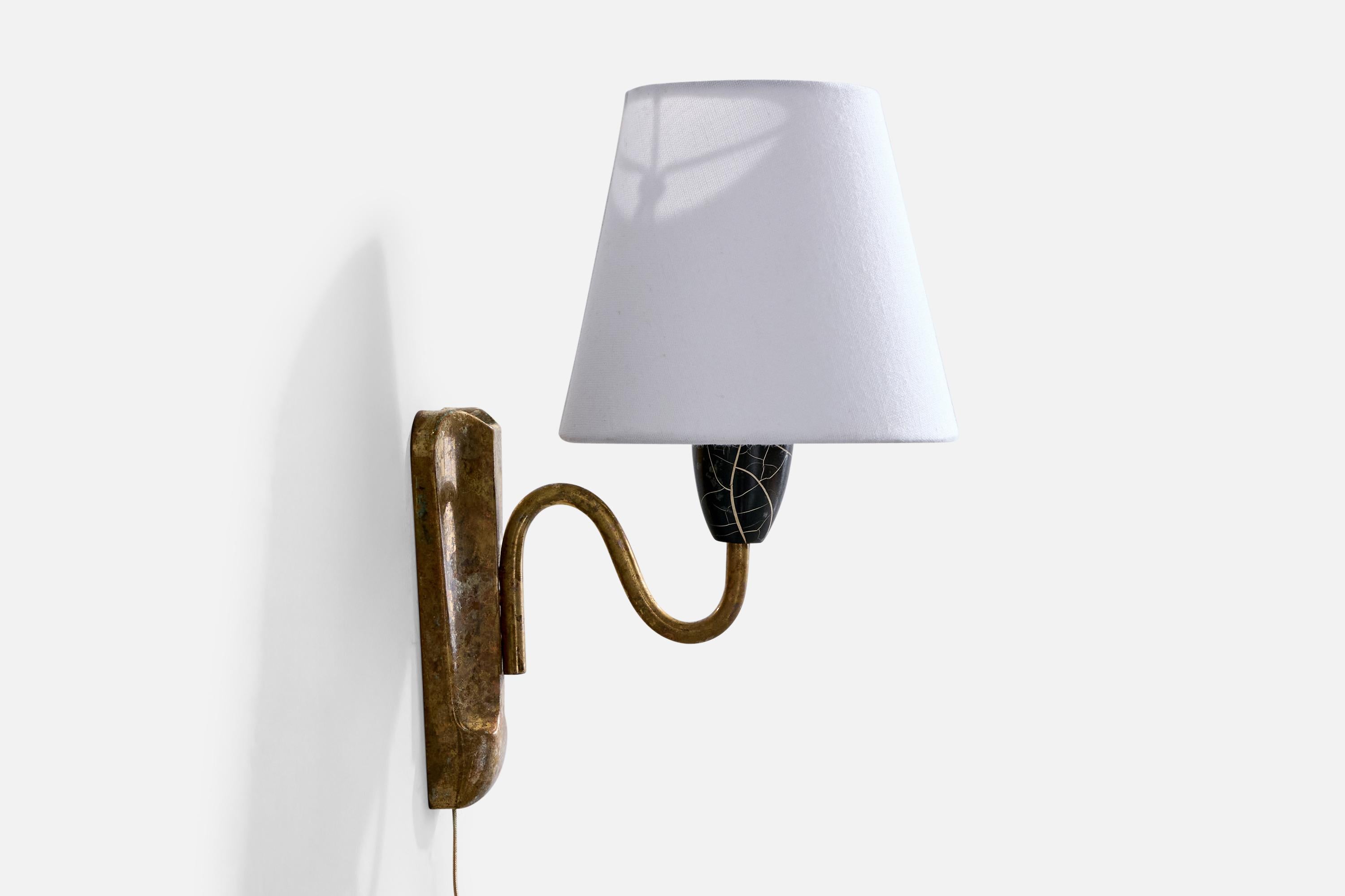 Design tedesco, lampade da parete, ottone, resina, tessuto, Germania, anni '50 In condizioni buone in vendita a High Point, NC