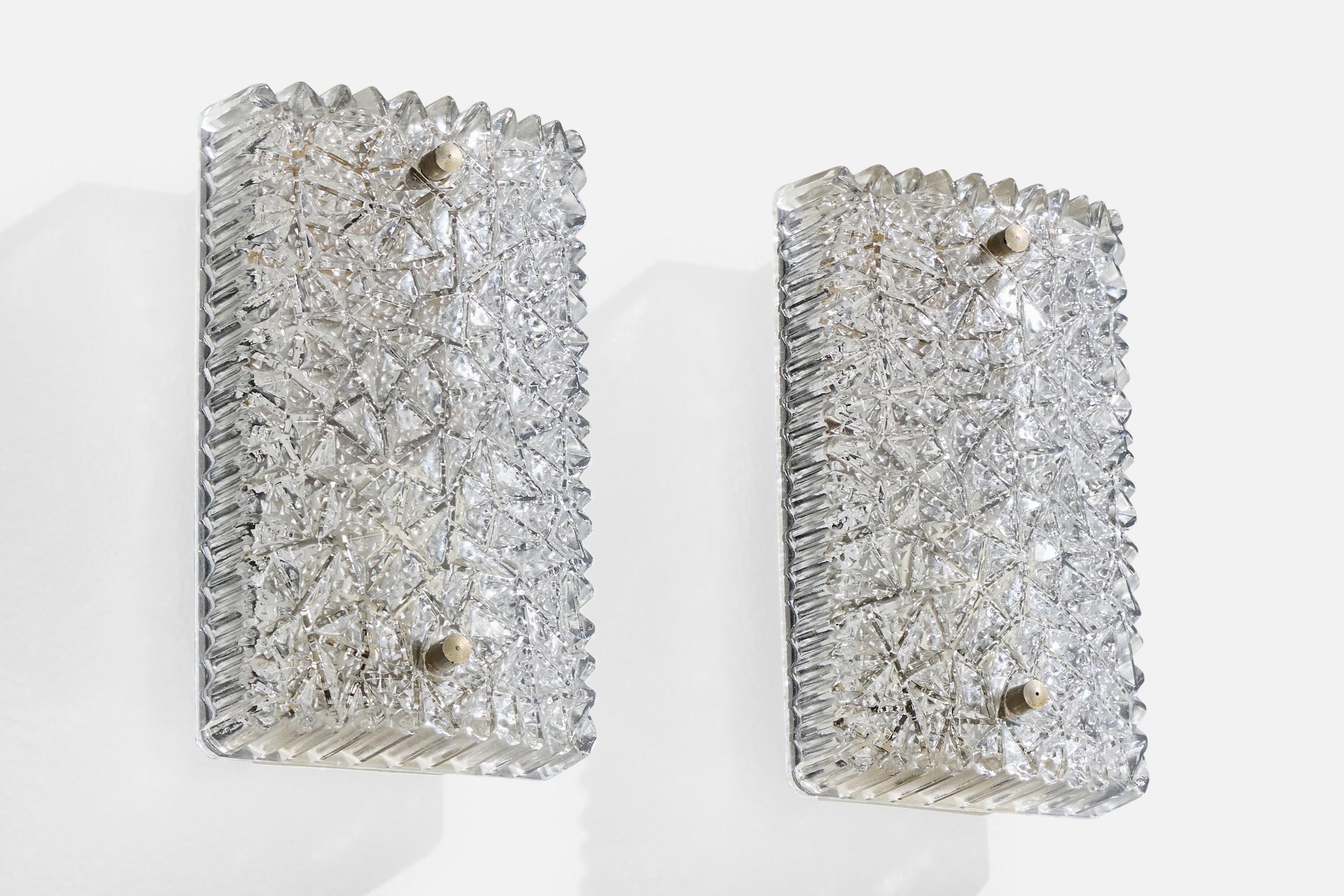 Paire d'appliques en verre et en métal conçues et produites en Allemagne, C.1960.

Dimensions globales (en pouces) : 8,65 