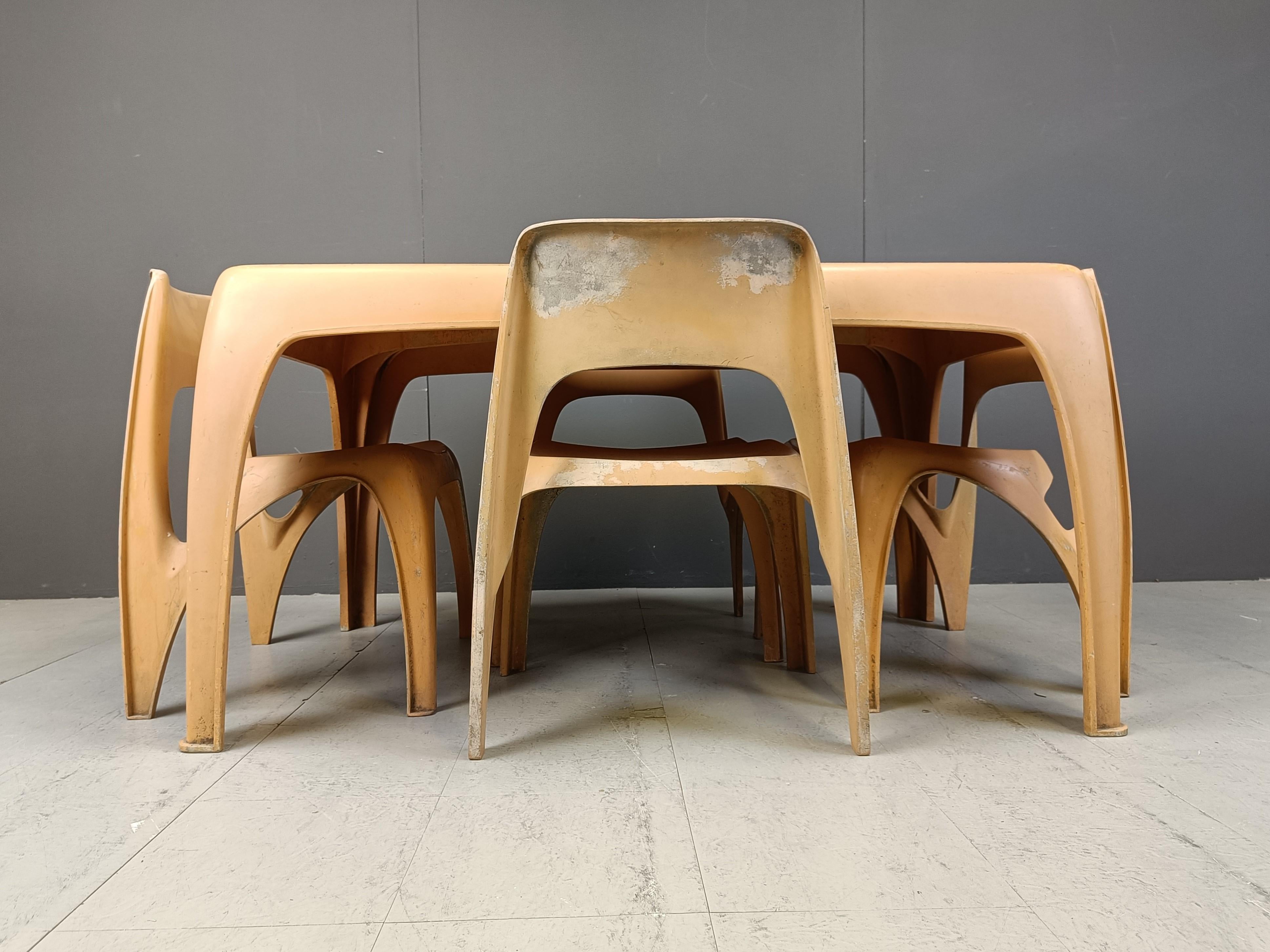 Très rare ensemble de salle à manger vintage, intact et altéré, conçu par Preben Fabricius et dessiné pour Interplast.

Nous proposons 4 chaises empilables et une table à manger.

Nous n'avons pas touché à cet ensemble de design de l'ère spatiale,