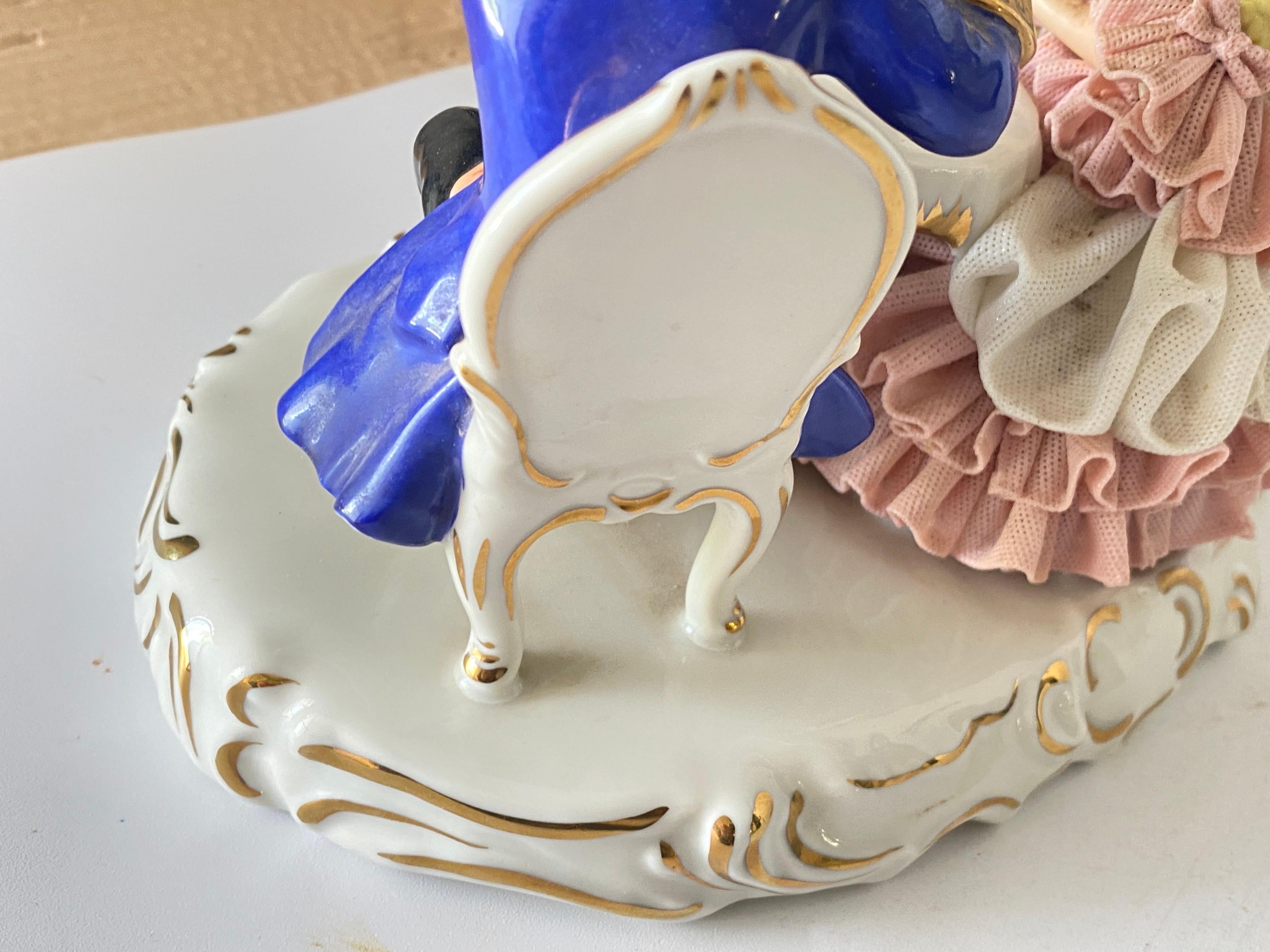 Deutsche Dresdner Spitzen-Porzellanfigurengruppe, Paar beim Schachspiel in Blau und Rosa im Angebot 5